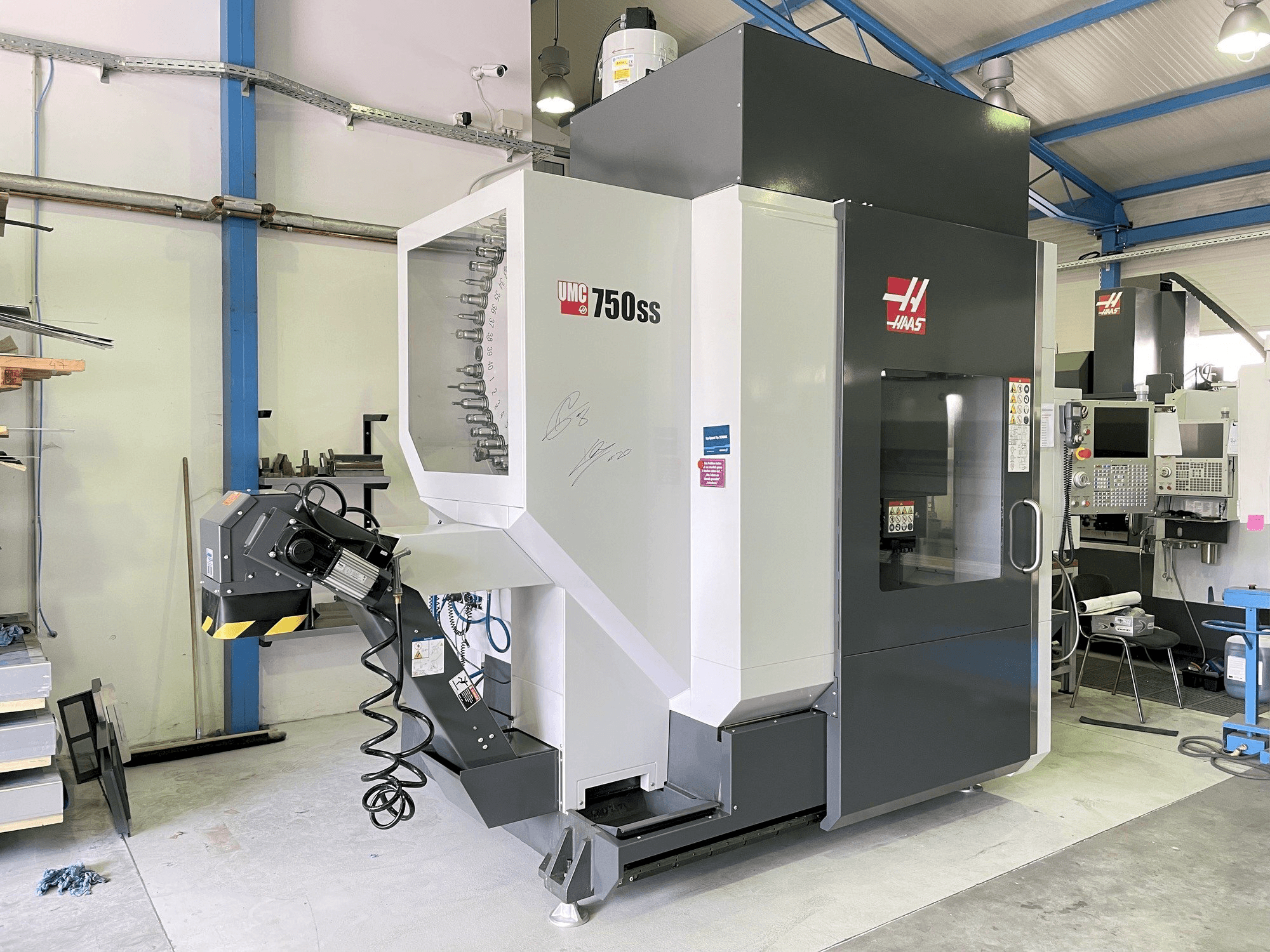 Widok z przodu maszyny HAAS UMC 750 SS