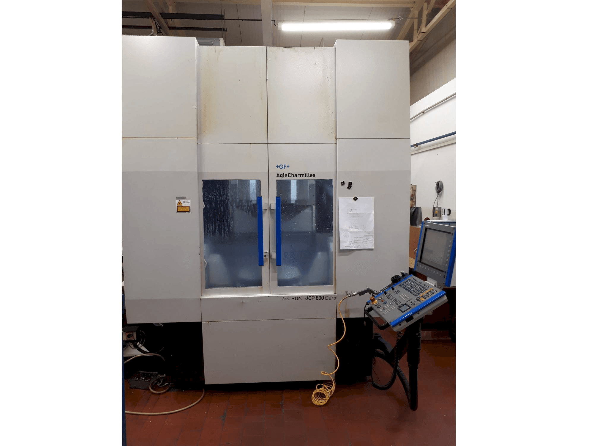 Widok z przodu maszyny GF Mikron UCP 800 Duro