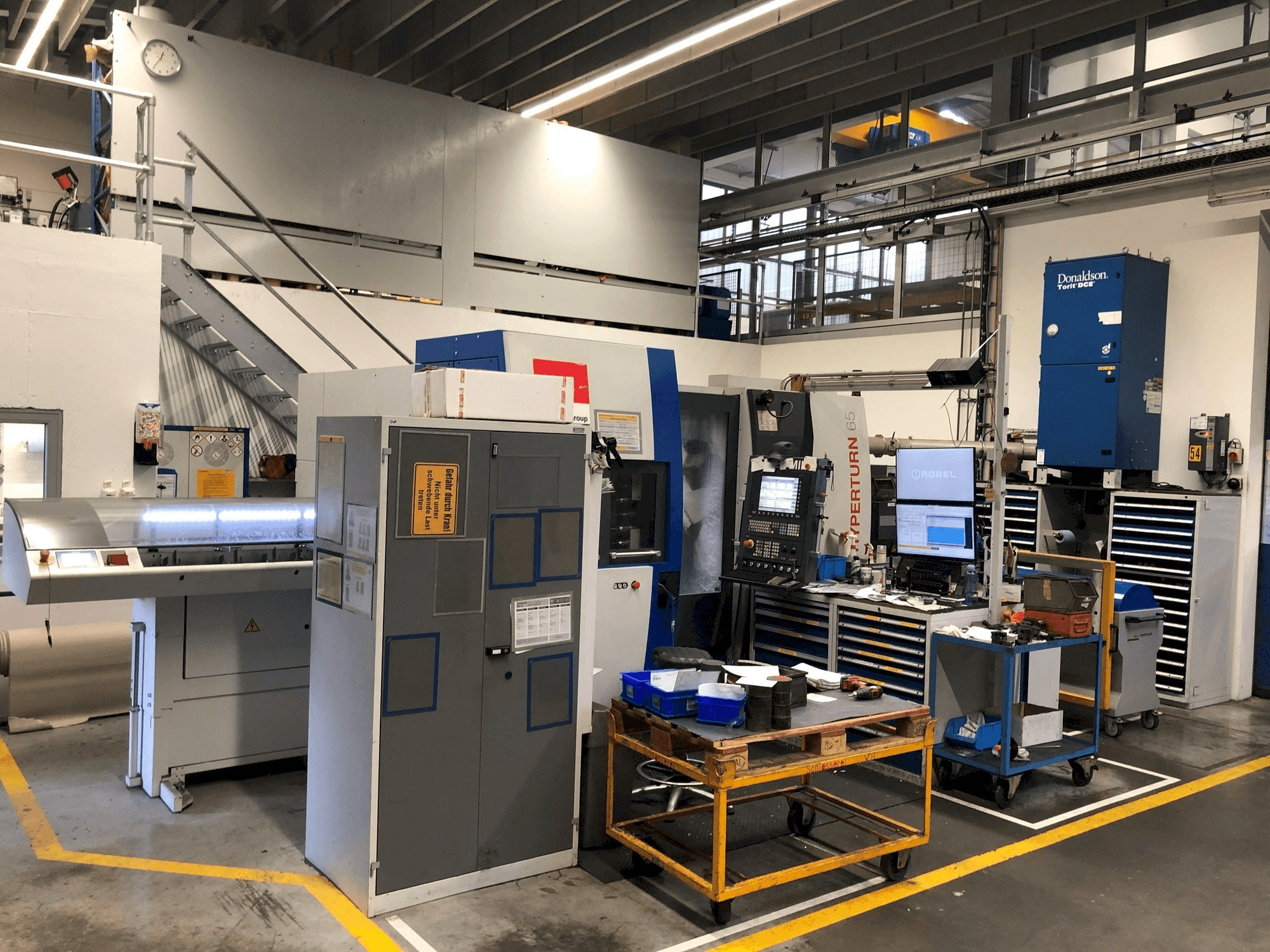 Widok z przodu maszyny EMCO HYPERTURM 65 PM