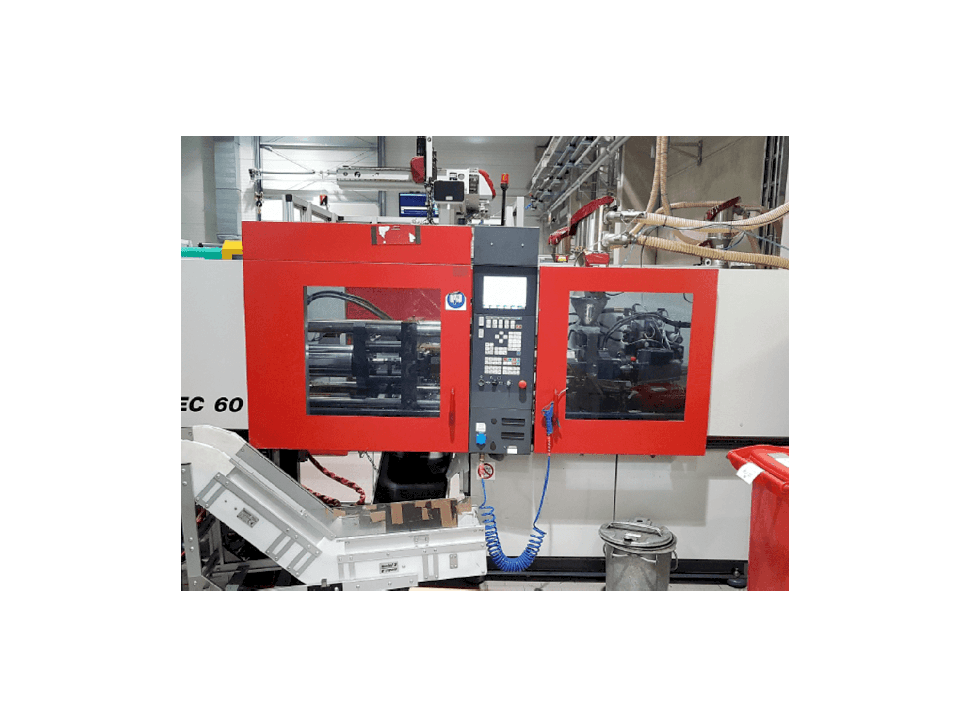 Widok z przodu maszyny FERROMATIK MILACRON 600-355 K-TEC