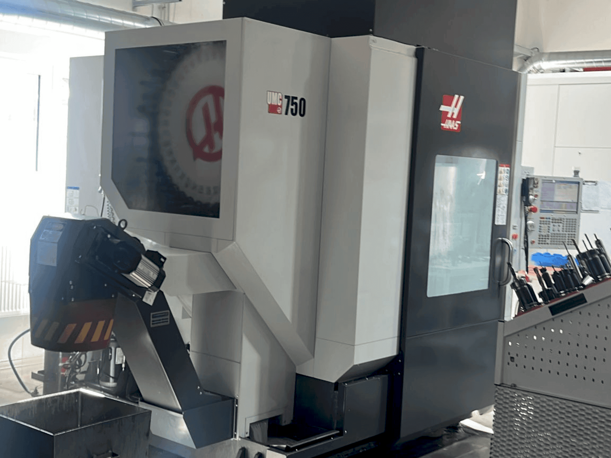 Widok z przodu maszyny HAAS UMC-750