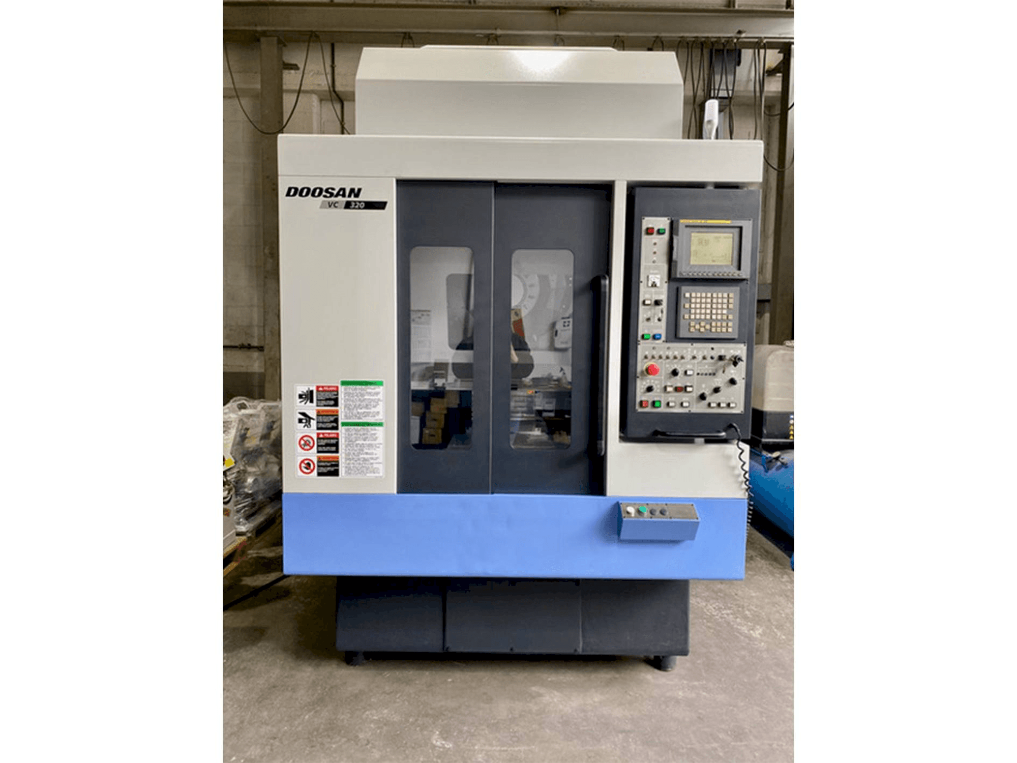 Widok z przodu maszyny Doosan VC 320