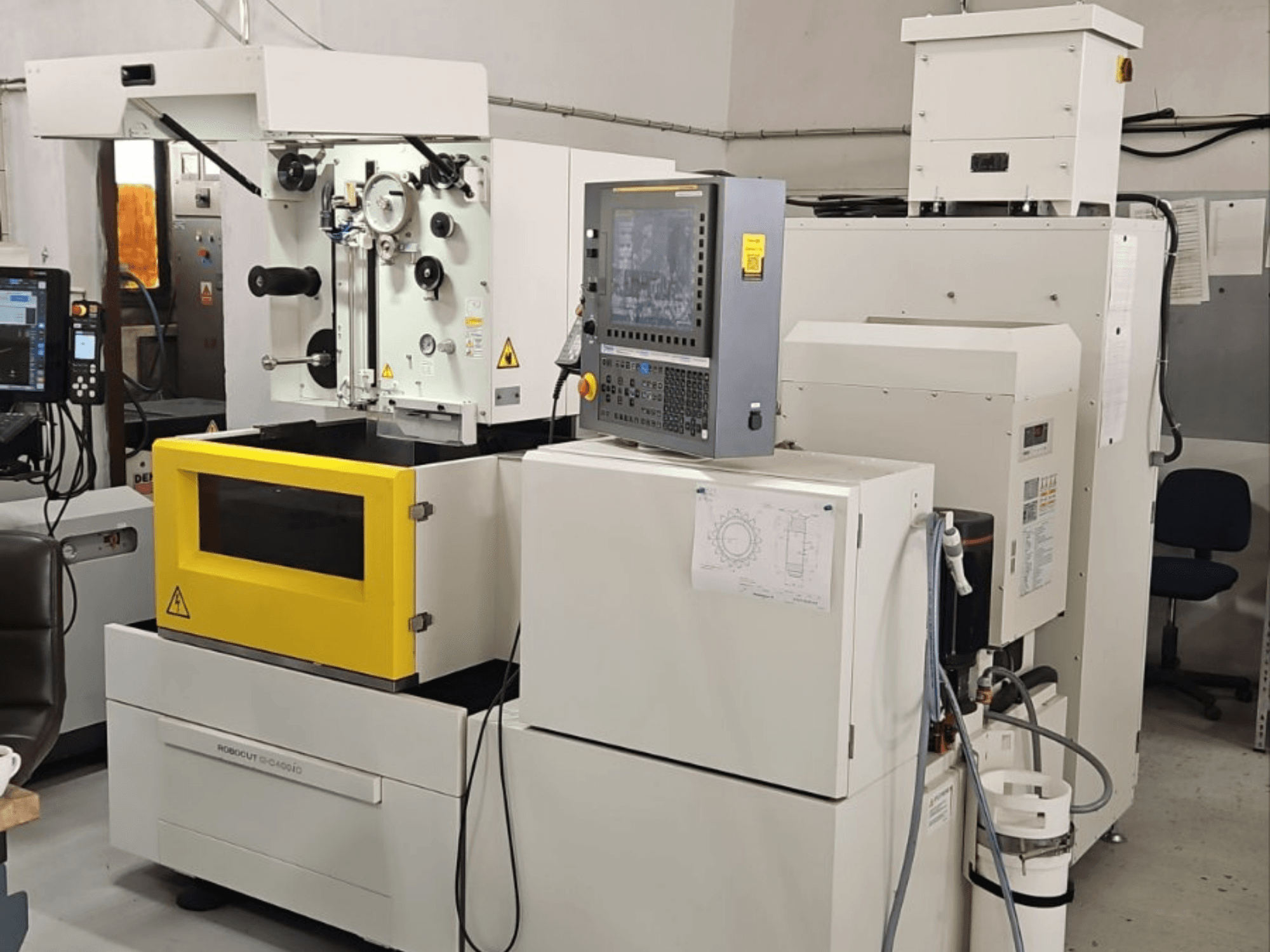 Maszyna do elektroerozji drutowej FANUC Robocut alpha C400iC – widok z przodu przedstawiający panel sterowania i żółtą komorę roboczą.