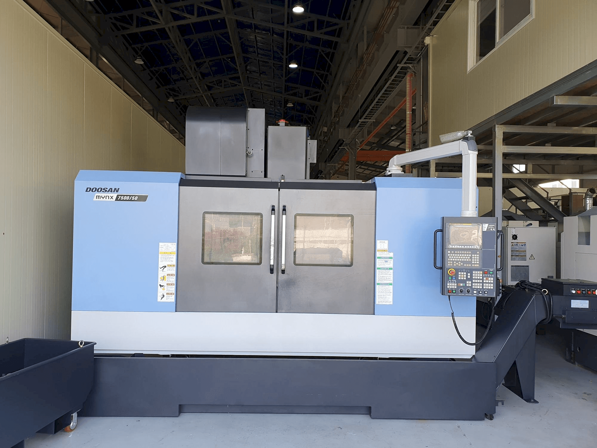 Widok z przodu maszyny Doosan MYNX7500/50
