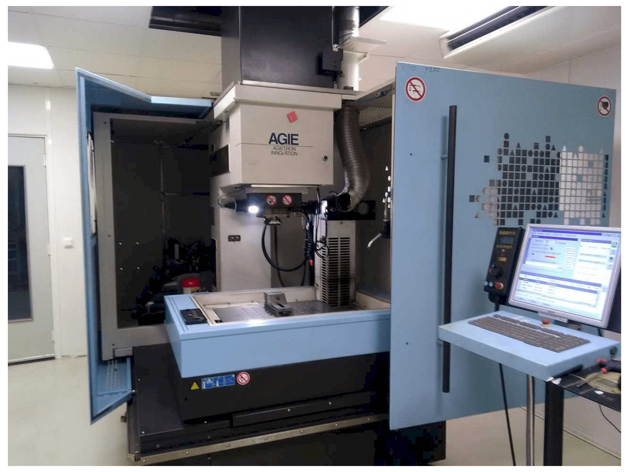 Widok z przodu maszyny AGIE AGIETRON INNOVATION 2