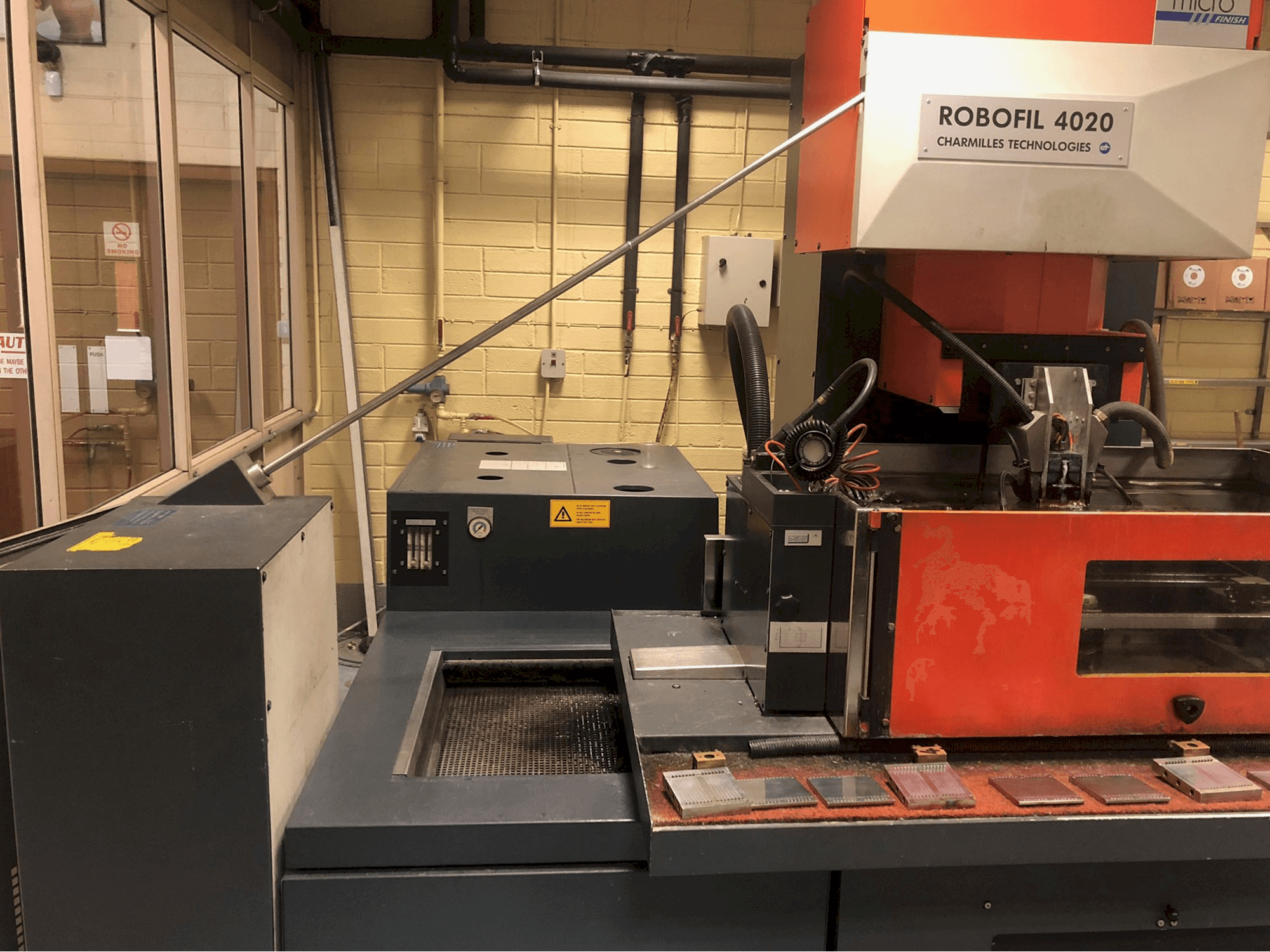 Widok z przodu maszyny CHARMILLES ROBOFIL 4020