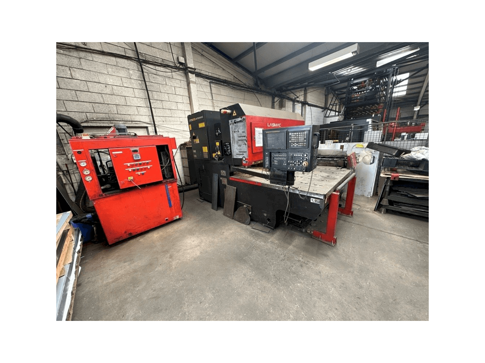 Widok z przodu maszyny AMADA Lasmac LC1212A3