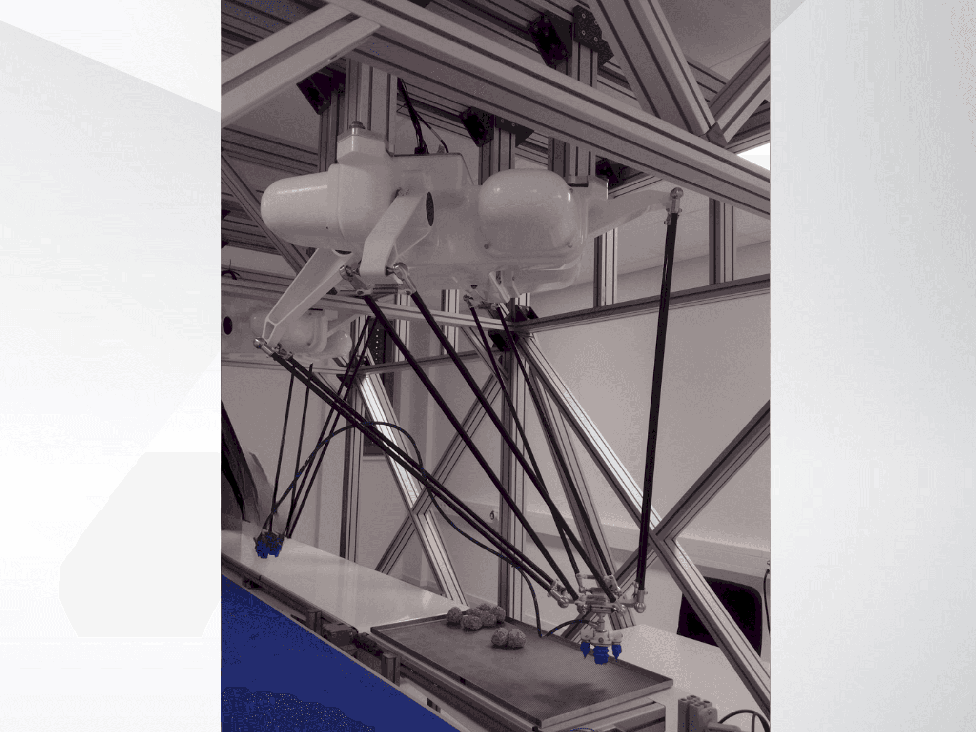 Widok z przodu maszyny OMRON Quattro 800HS with Platform P30