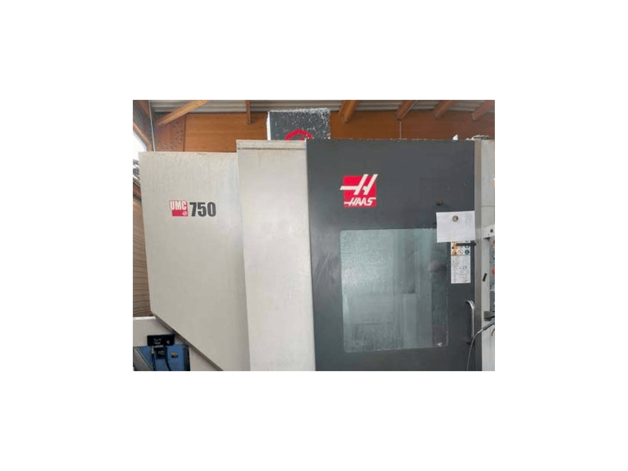Widok z przodu maszyny HAAS UMC 750 S