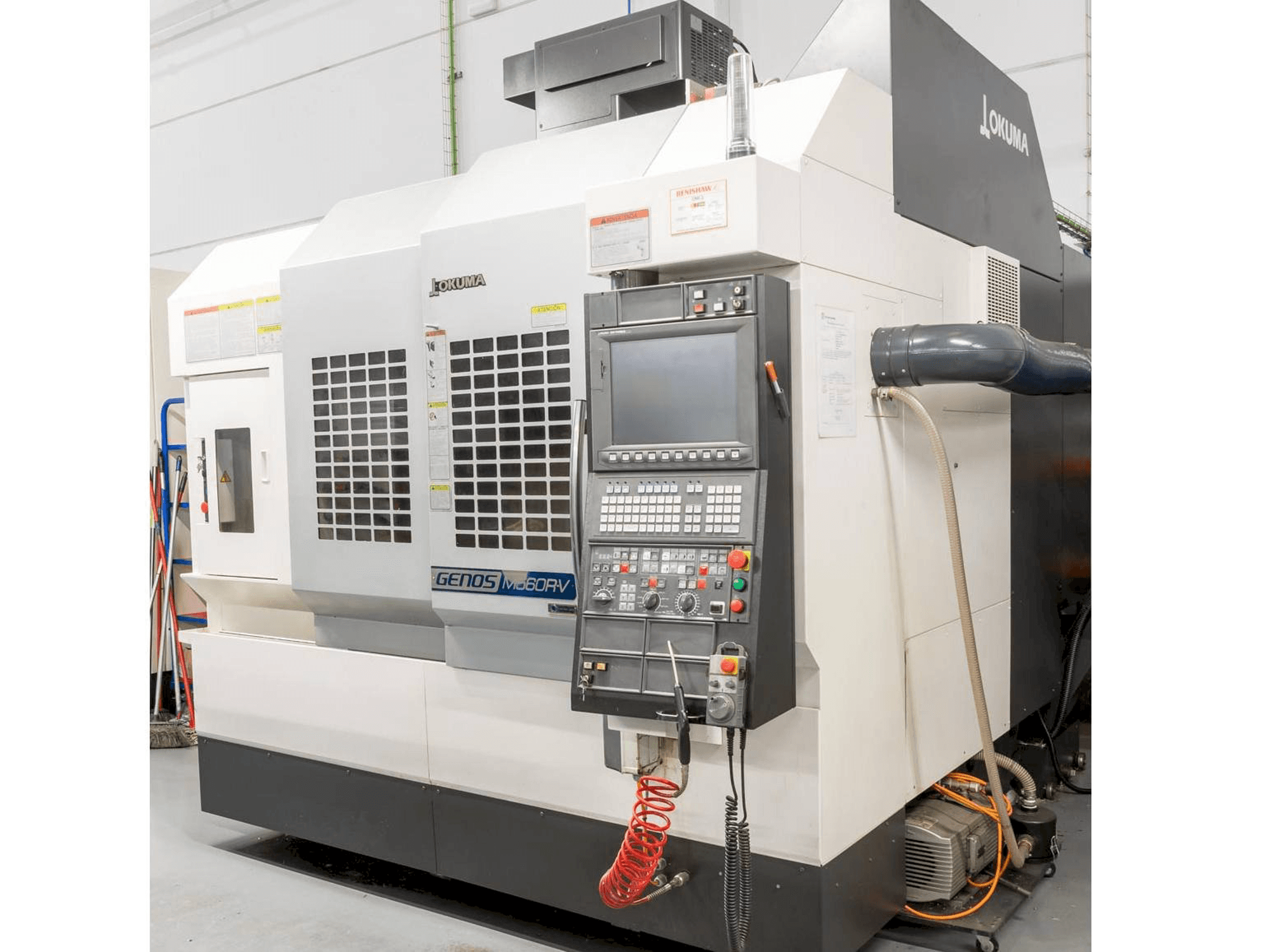 Widok z przodu maszyny Okuma Genos M560R-V