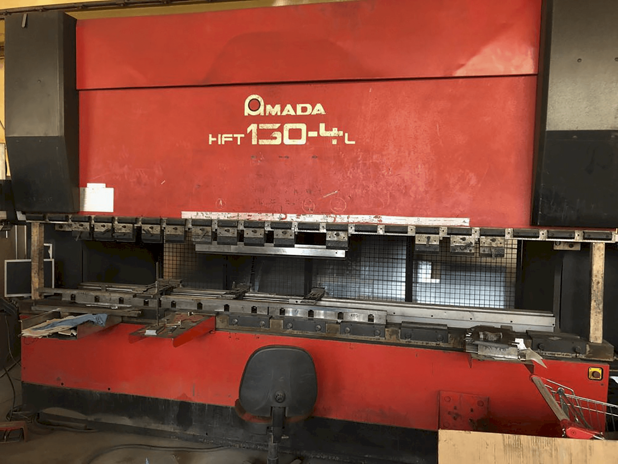 Widok z przodu maszyny AMADA HFT 130-4 L