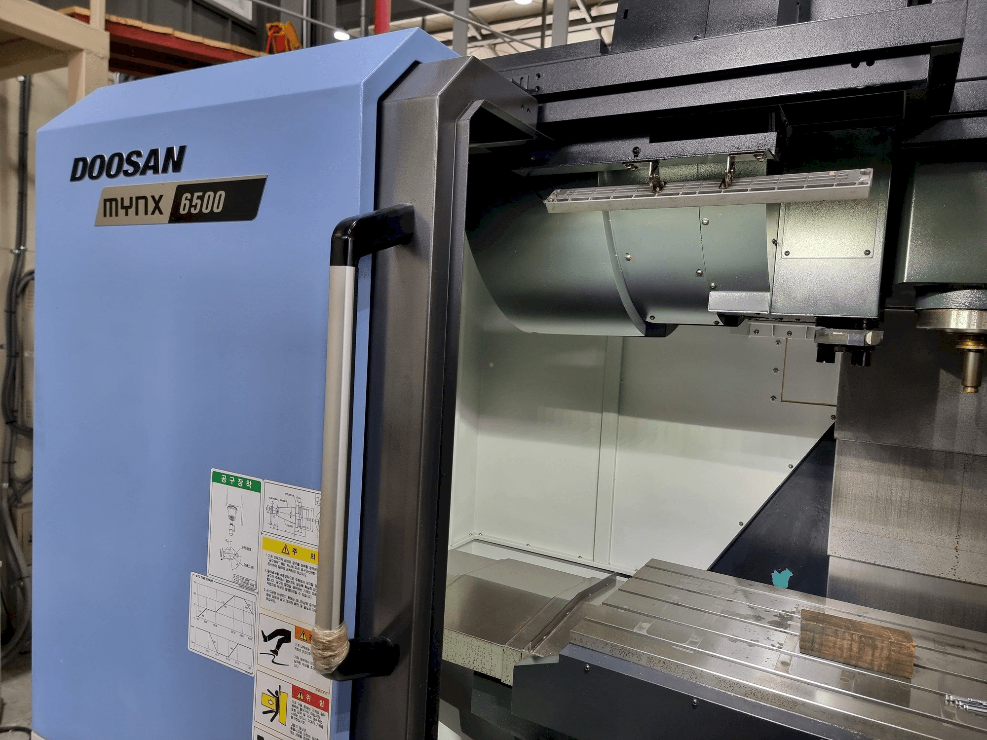 Widok z przodu maszyny DOOSAN MYNX 6500