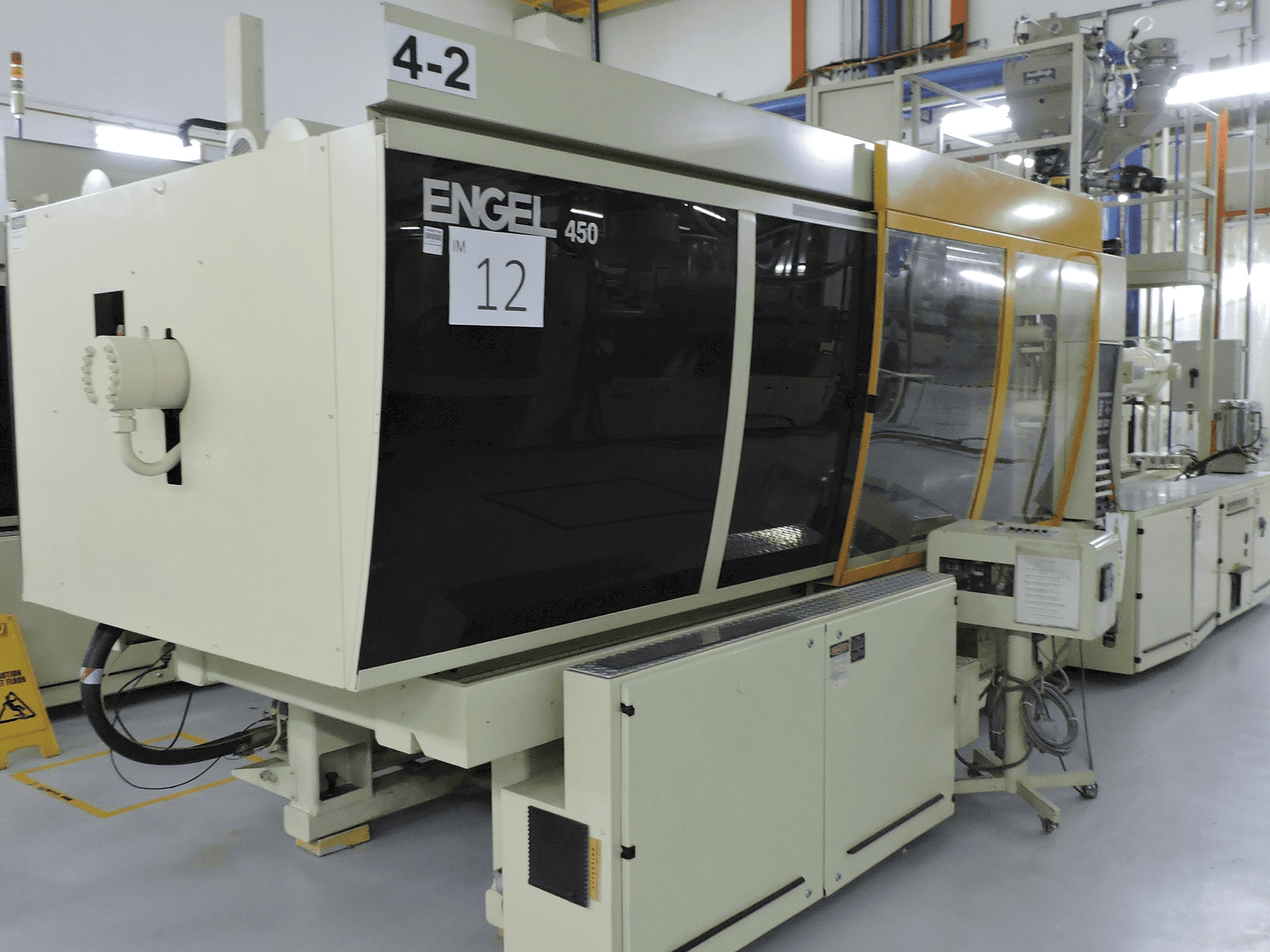 Widok z przodu maszyny ENGEL ES1300/450 BHP