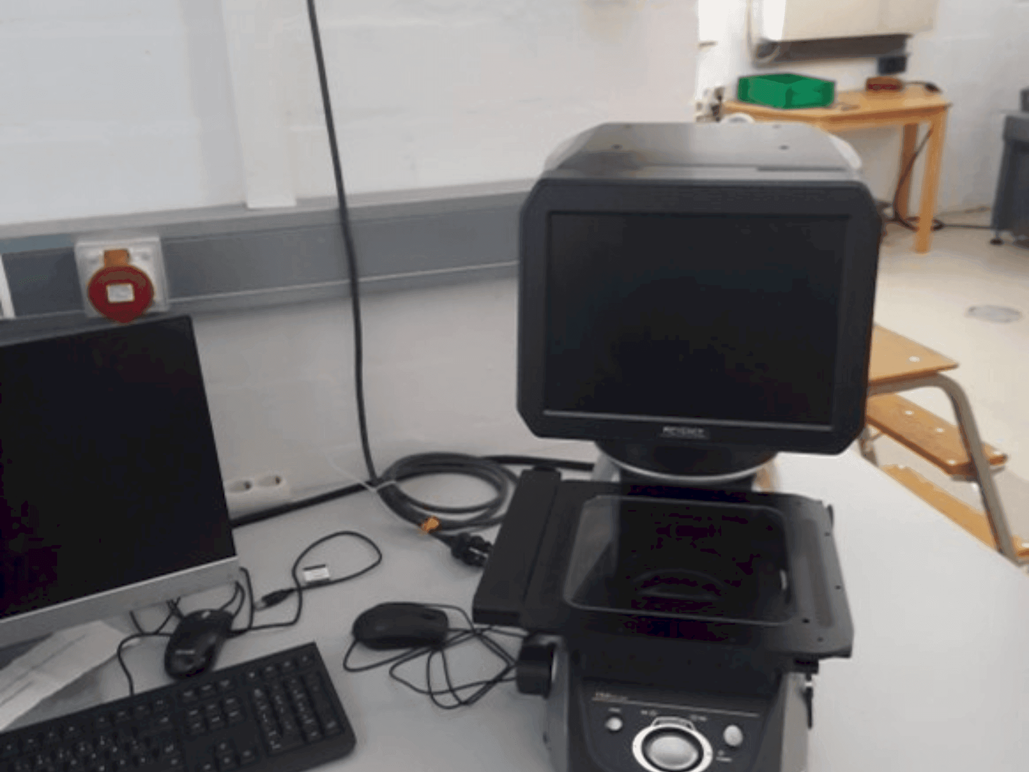 Widok z przodu maszyny KEYENCE IM-7020