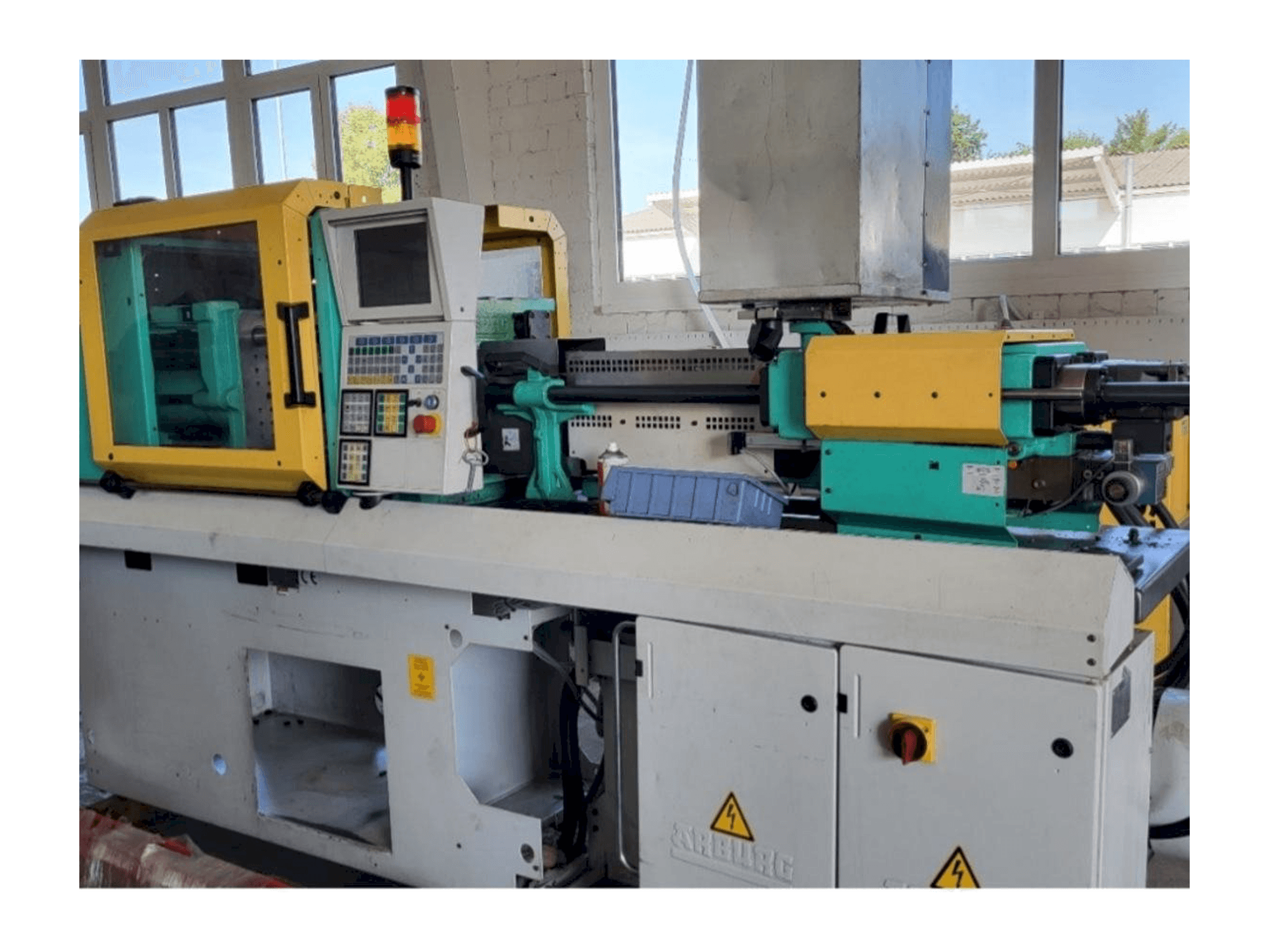 Widok z przodu maszyny Arburg Allrounder 270S 350-150