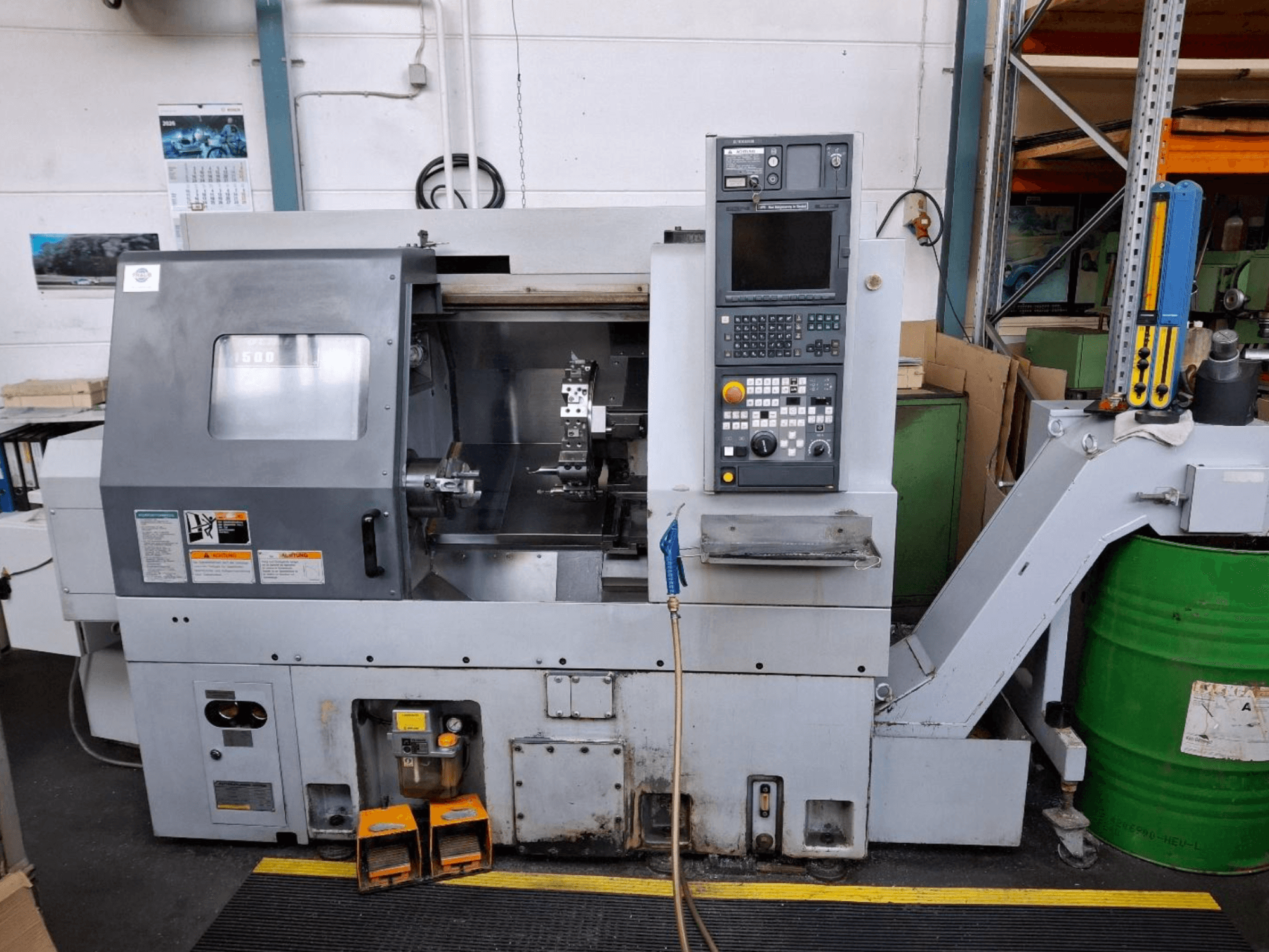 Tokarka pozioma MORI SEIKI CL 1500 T, widok z przodu z panelem sterowania, widocznymi narzędziami i wyświetlaczem operacyjnym.