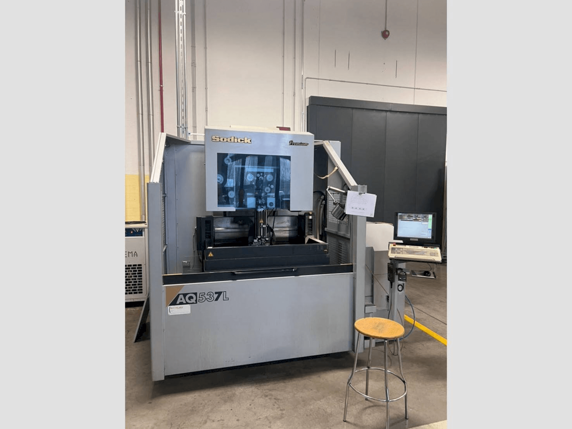 Widok z przodu maszyny Sodick AQ537L