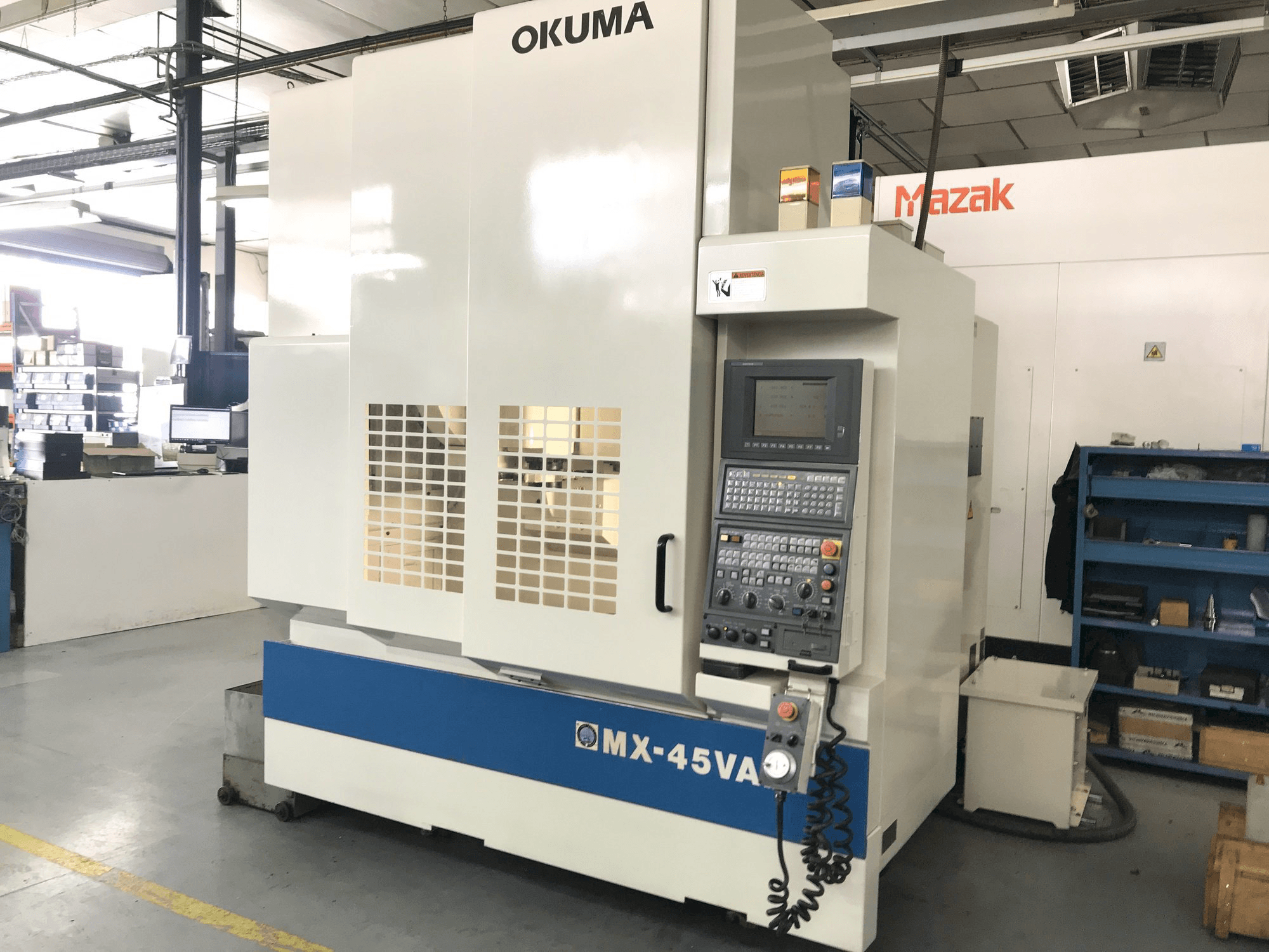 Widok z przodu maszyny Okuma MX-45 VAE