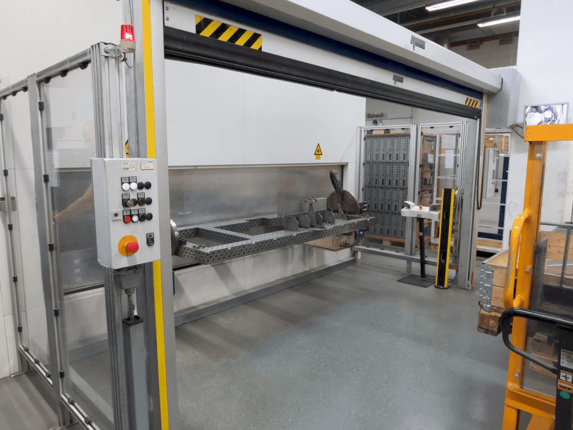 Widok z przodu maszyny TRUMPF TruLaser Robot 5020
