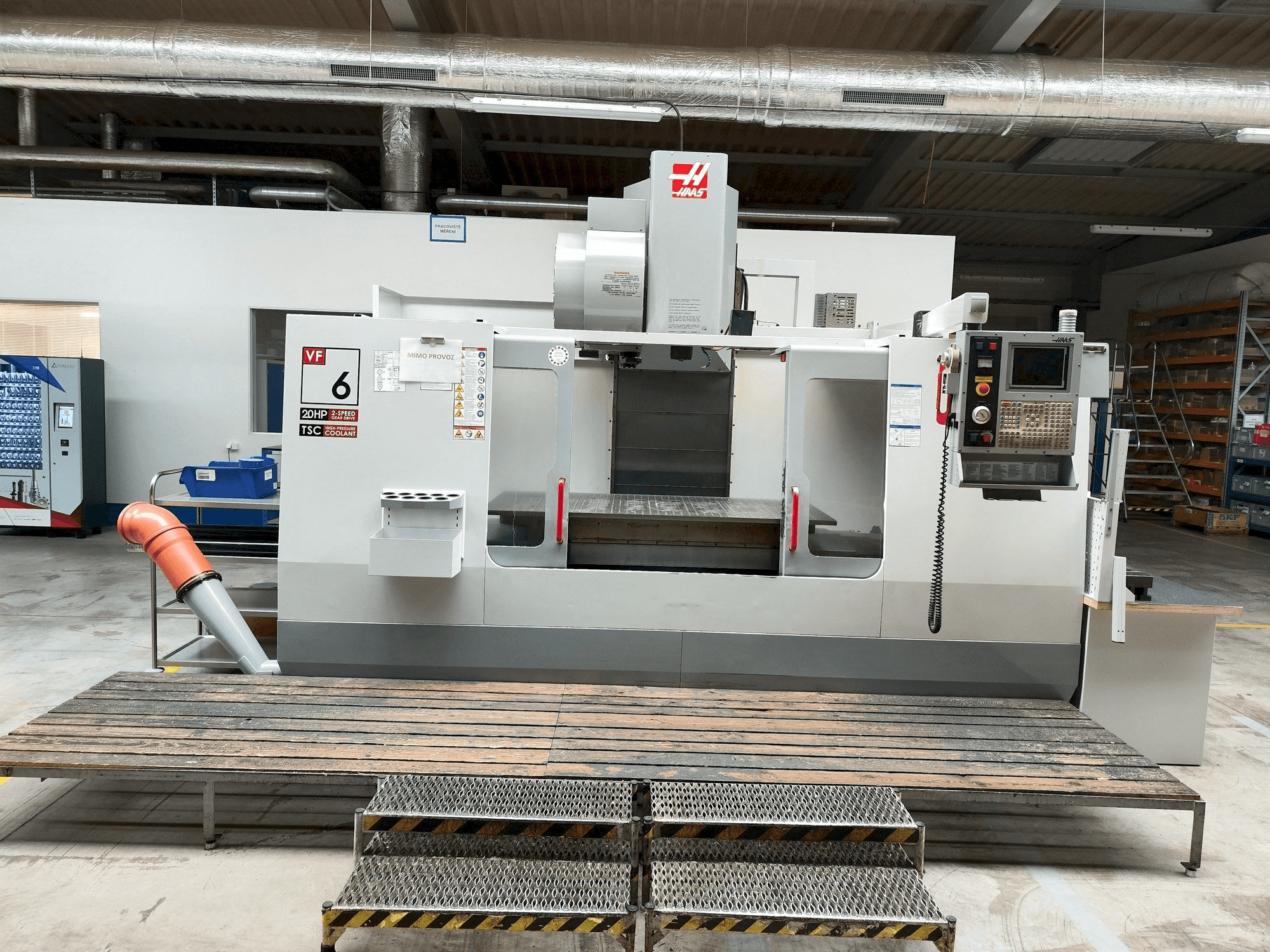 Widok z przodu maszyny HAAS VF-6