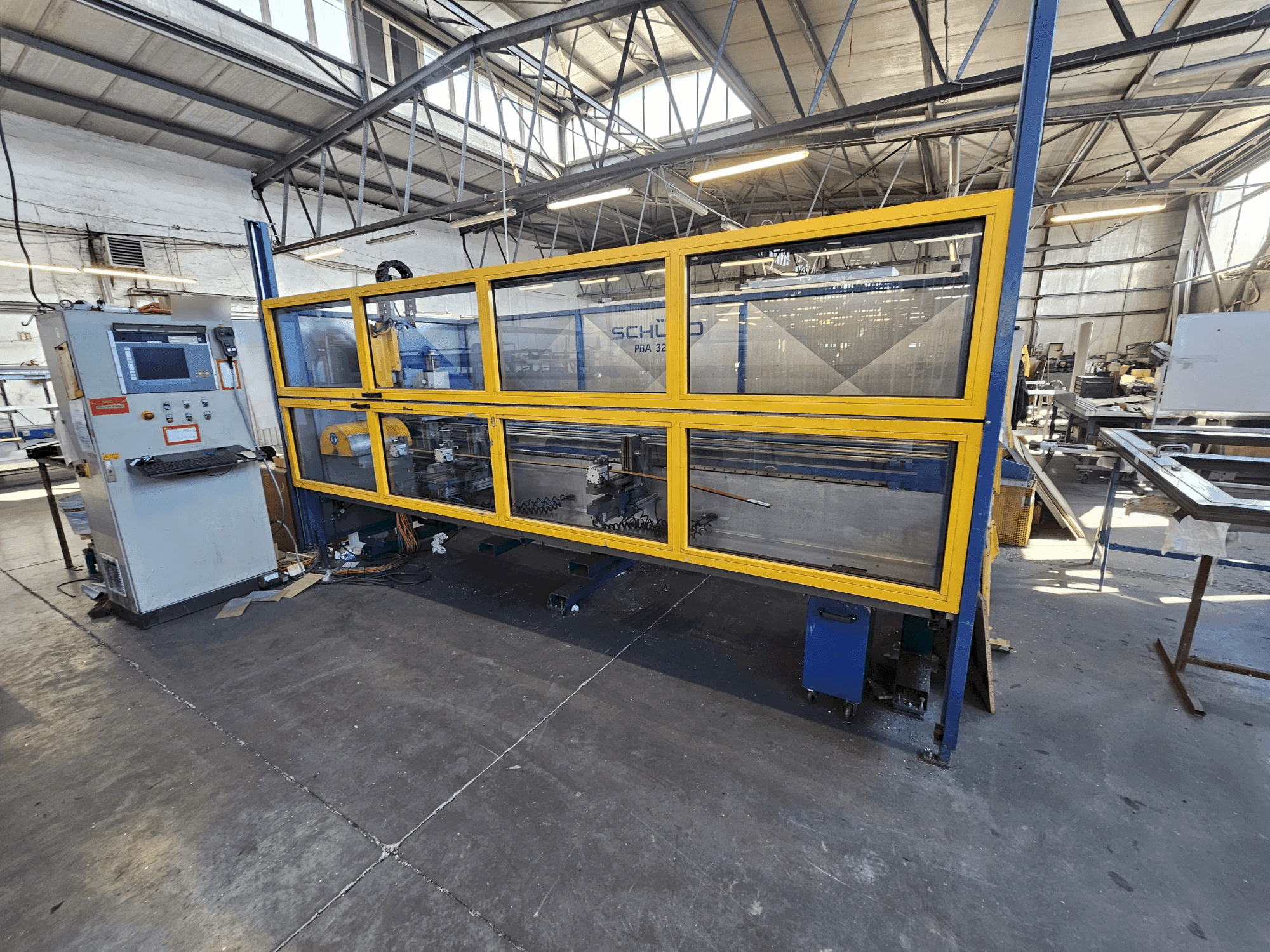 Widok z przodu maszyny SCHÜCO PBA 3250