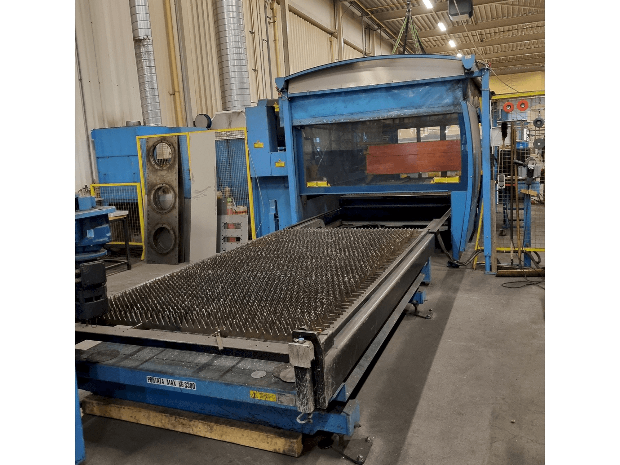 Widok z przodu maszyny Prima Power Platino 1530HS 3,0kW CO2