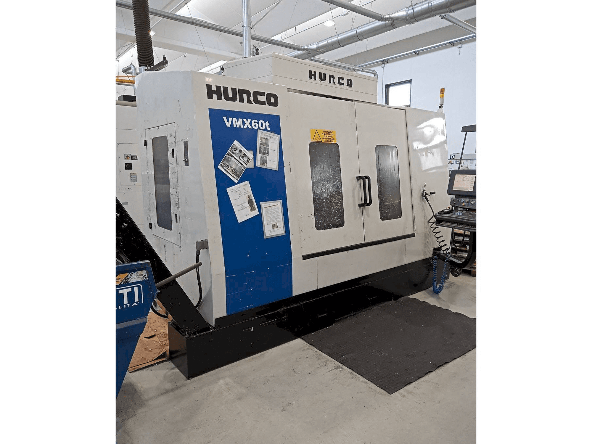 Widok z przodu maszyny Hurco VMX 60T
