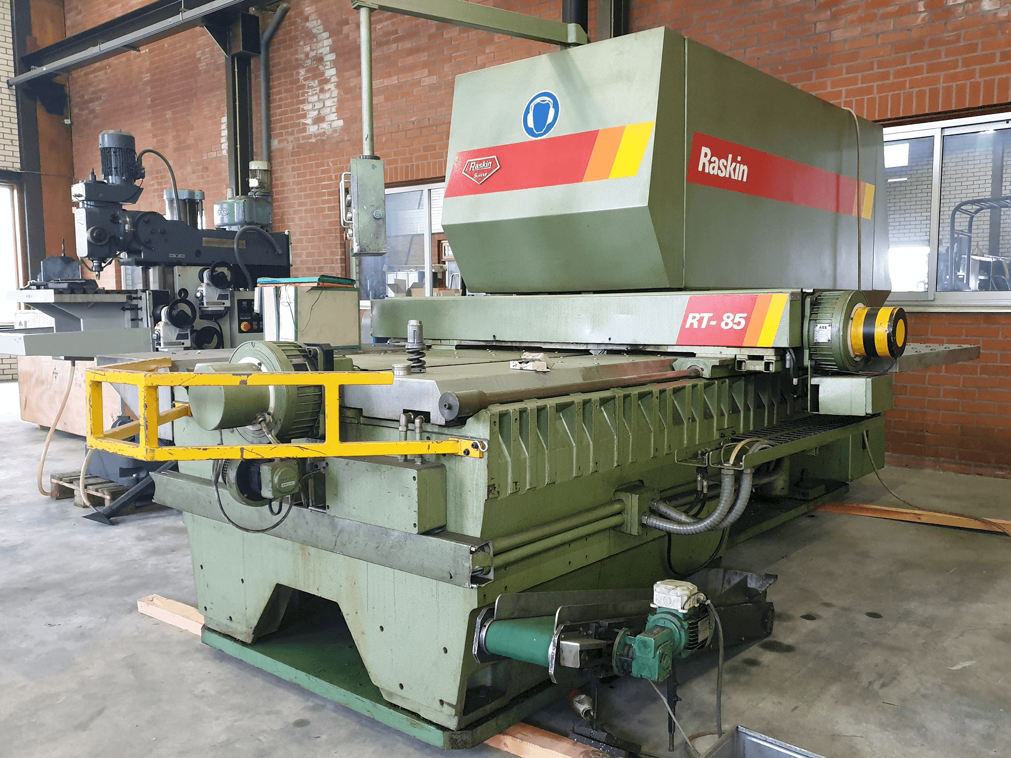 Widok z prawej maszyny Raskin RT-85