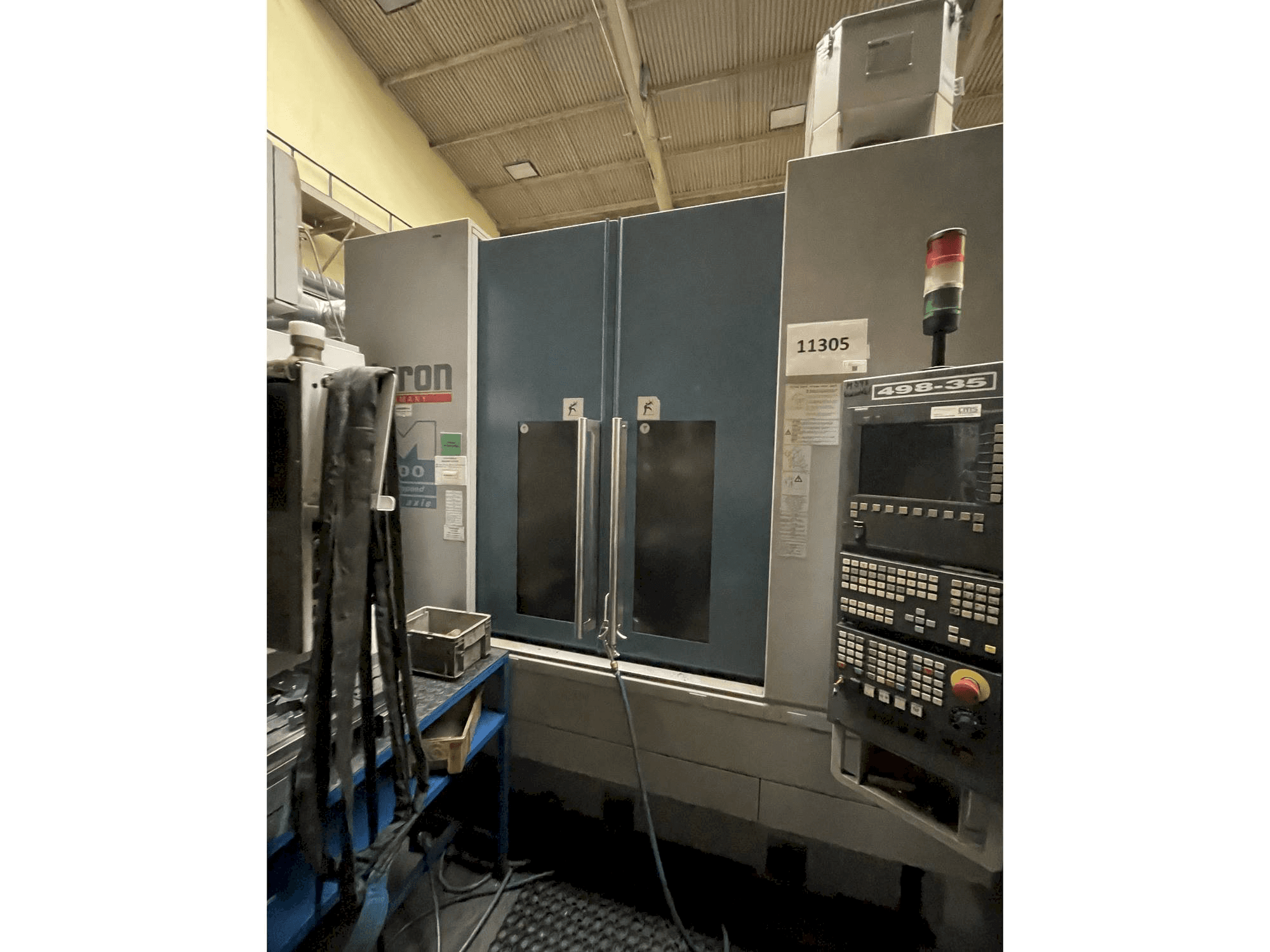 Widok z przodu maszyny CHIRON MILL FA 800