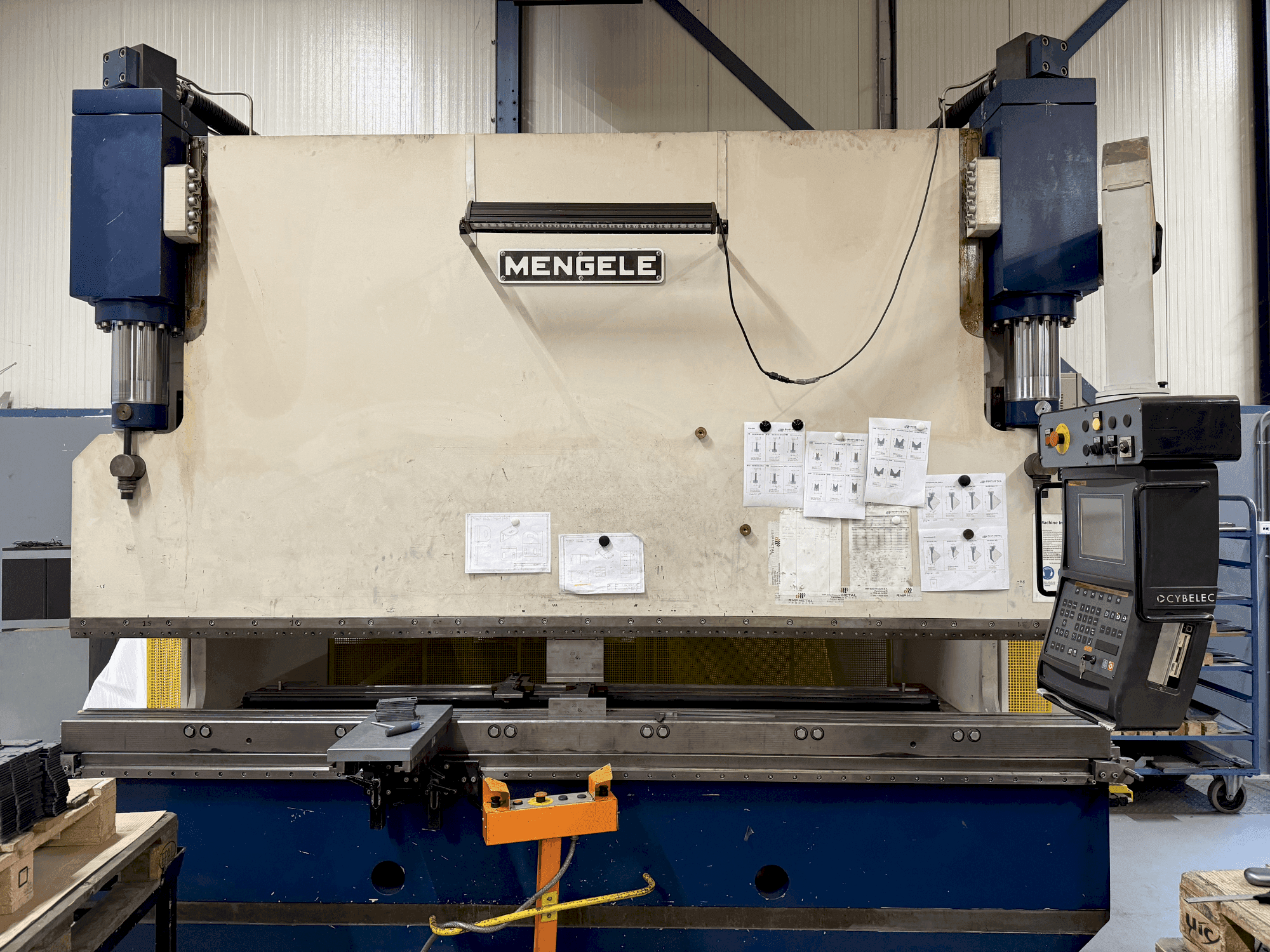 Widok z przodu maszyny MENGELE HB175-30/35