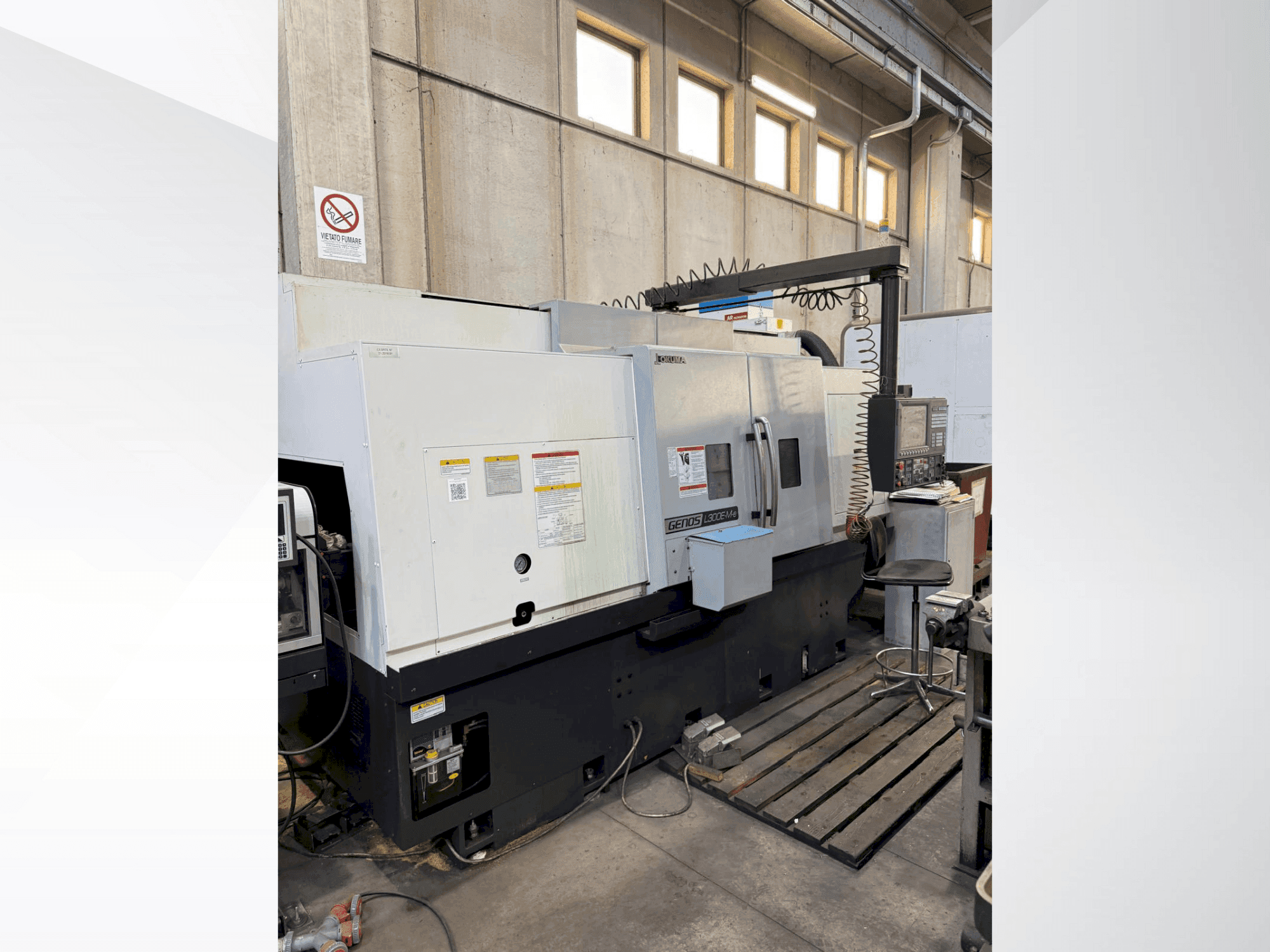 Widok z przodu maszyny Okuma Genos L 300E-MY-e