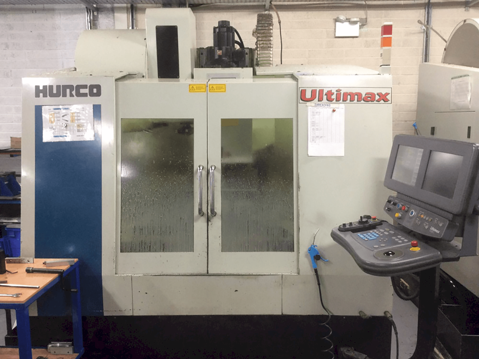 Widok z przodu maszyny Hurco Ultimax VMX30