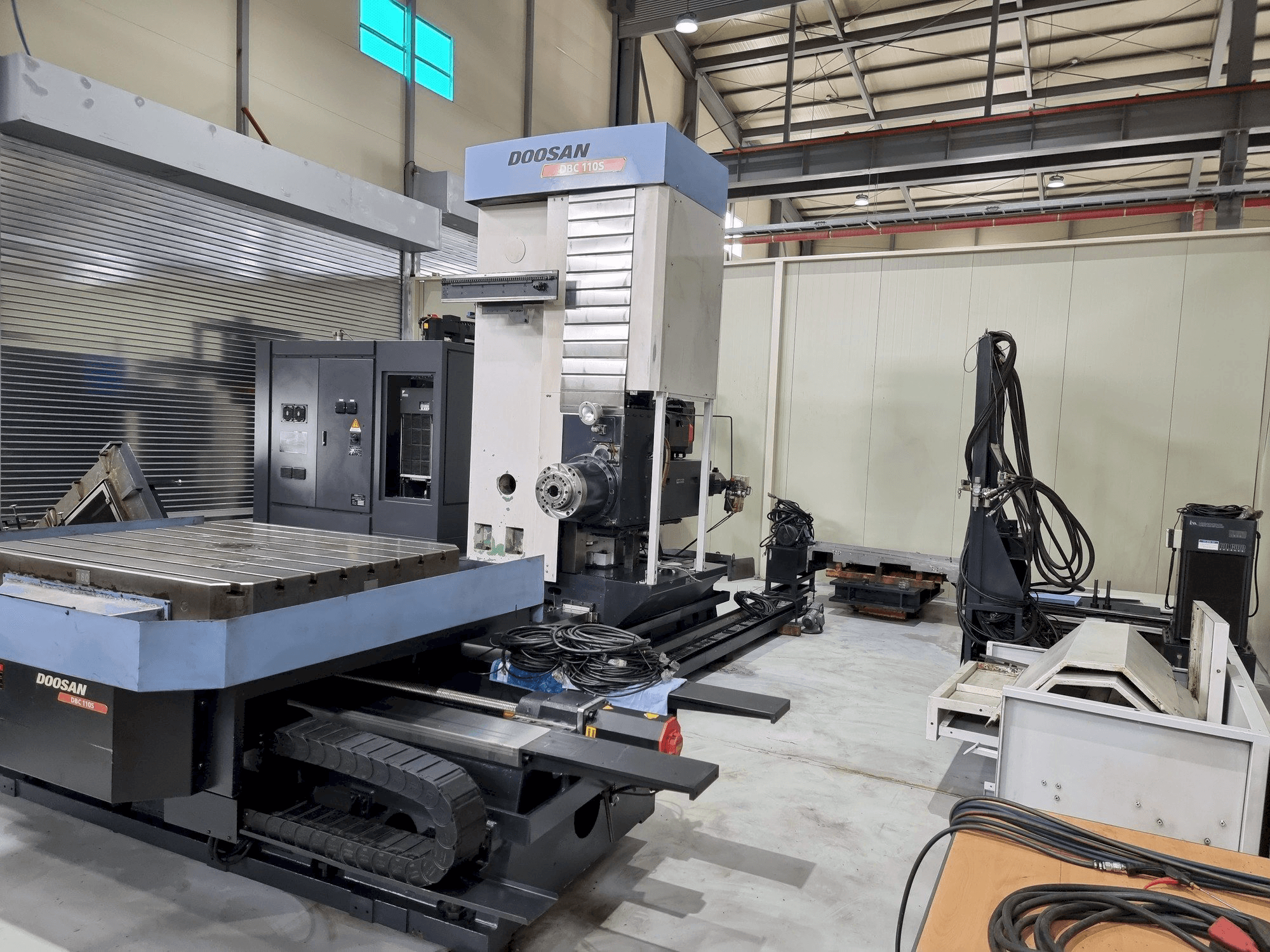 Widok z przodu maszyny Doosan DBC 110S