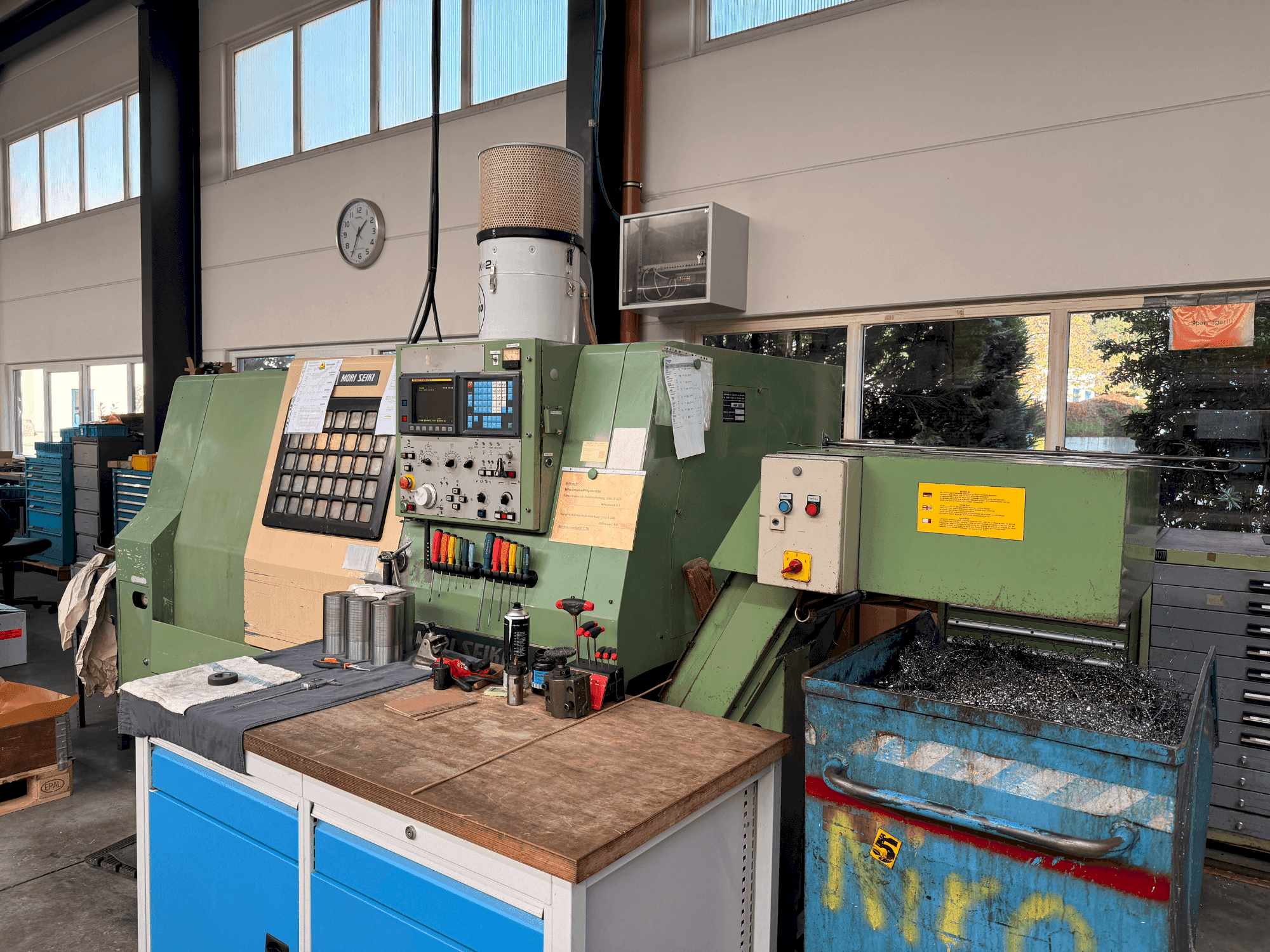 Widok z przodu maszyny MORI SEIKI SL 25 (1989)