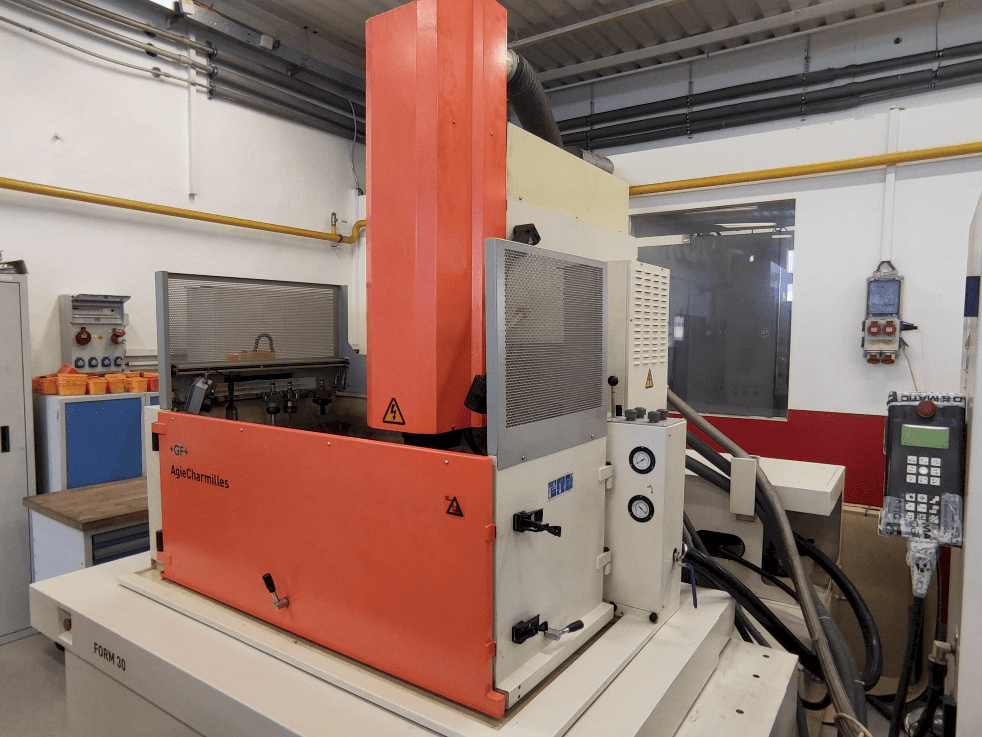 Widok z przodu maszyny AgieCharmilles FORM 30