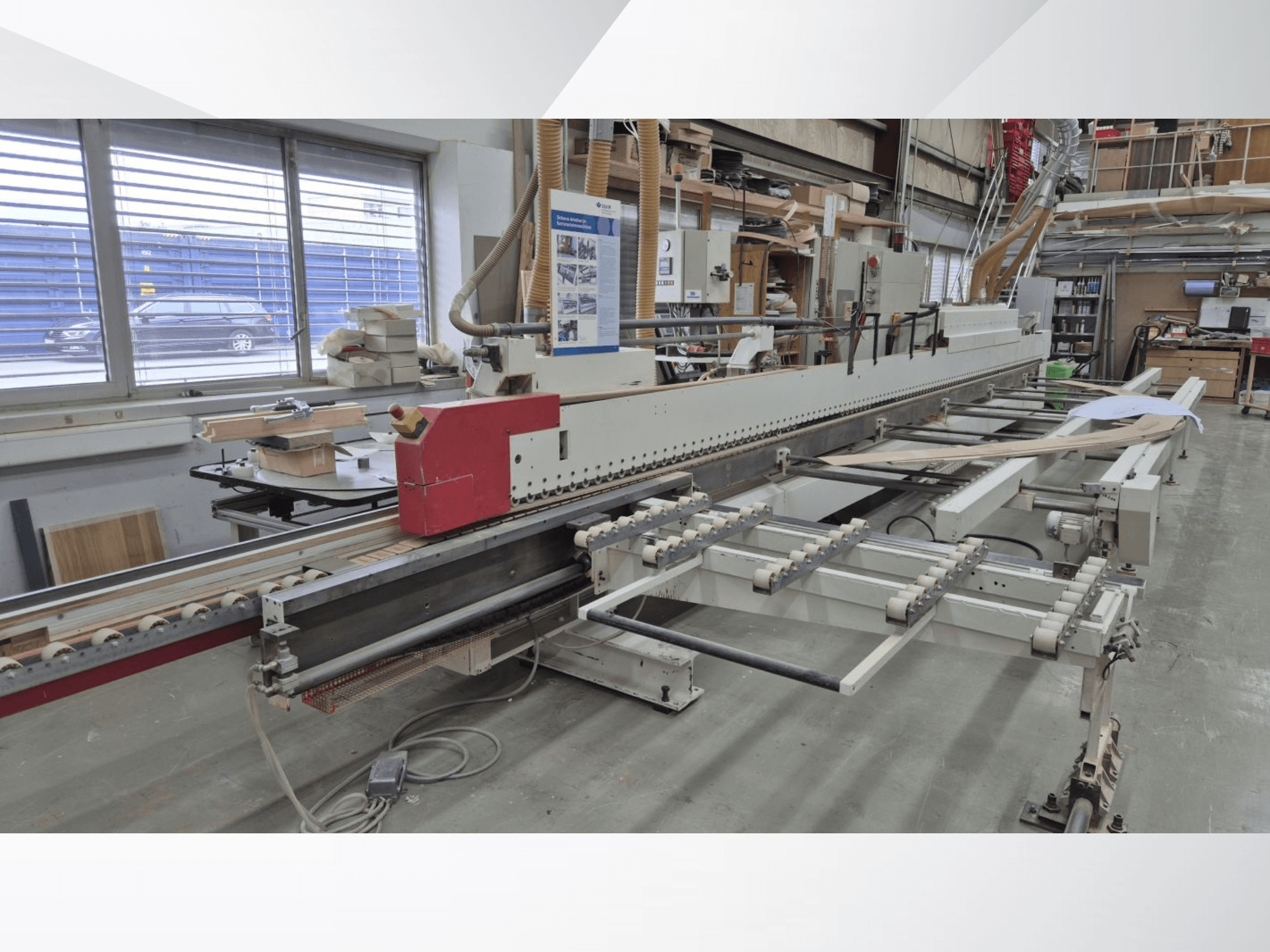 Obrzynarka krawędziowa IMA AVM/K/I/G80/822/S3R3L20, widok z boku, przedstawiający mechanizm podający i panel sterowania.
