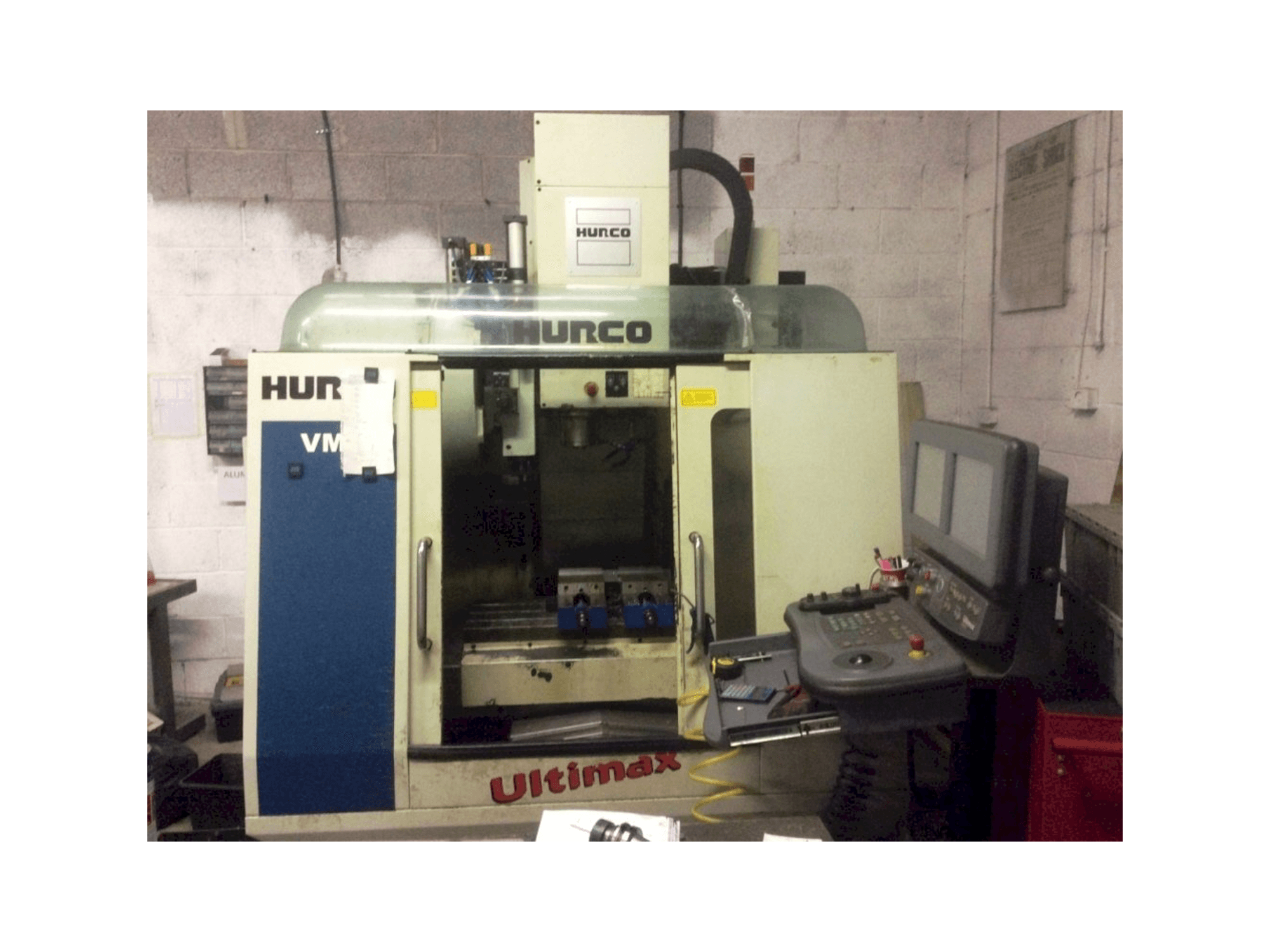 Widok z przodu maszyny Hurco VM1