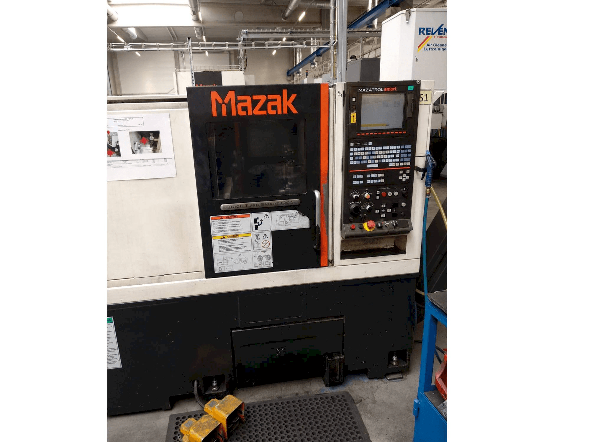 Widok z przodu maszyny Mazak Quick Turn Smart 100 S