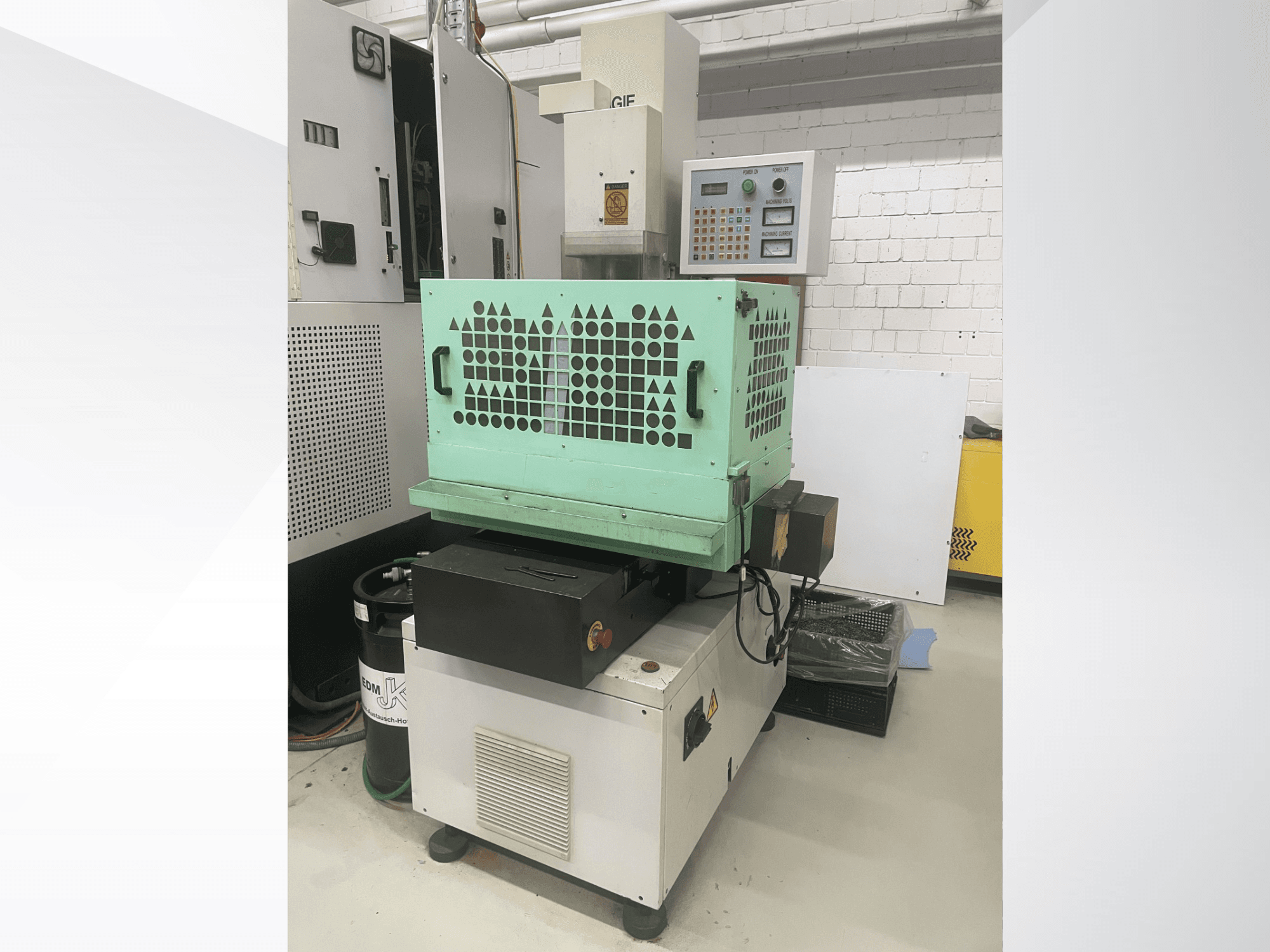 AGIE Drill, wiertarka do metalu, widok z przodu pokazuje elementy sterujące, zieloną obudowę i kompaktową konstrukcję. Idealna do precyzyjnych prac.