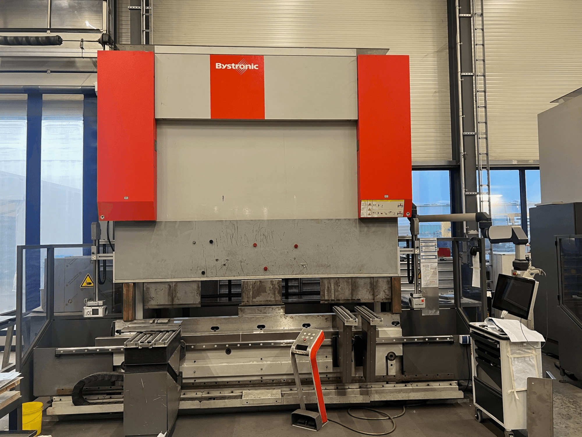 Giętarka do blachy Bystronic w widoku z przodu, charakteryzująca się eleganckim wyglądem, panelem sterowania i funkcjami bezpieczeństwa.