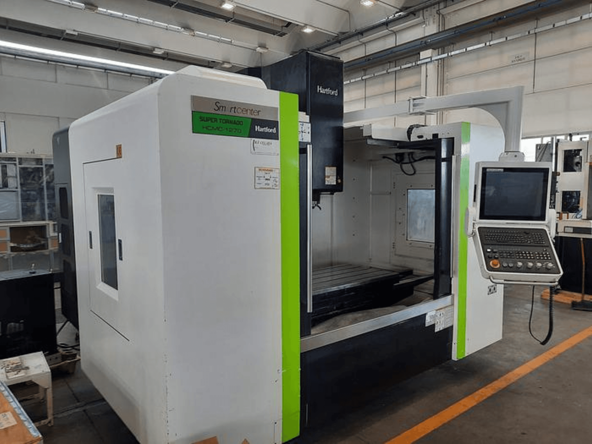 Maszyna CNC Hartford Super Tornado HCM-1270, widok z przodu, panel sterowania i otwarty obszar roboczy.