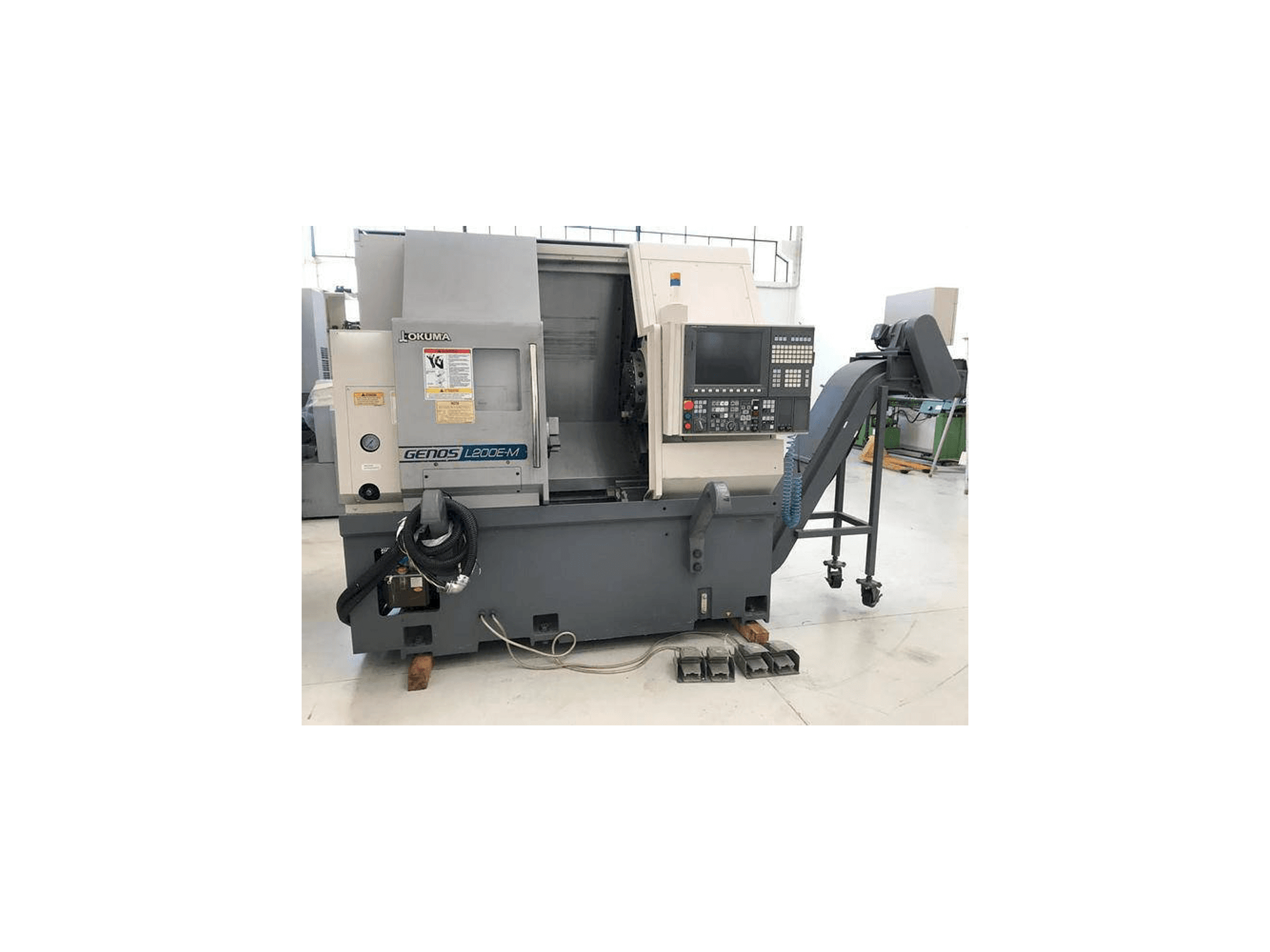 Widok z przodu maszyny Okuma Genos L200E-MY