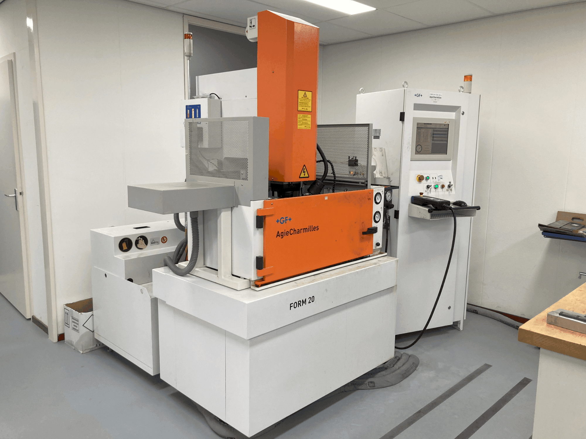 Widok z przodu maszyny AgieCharmilles CABINET FORM20