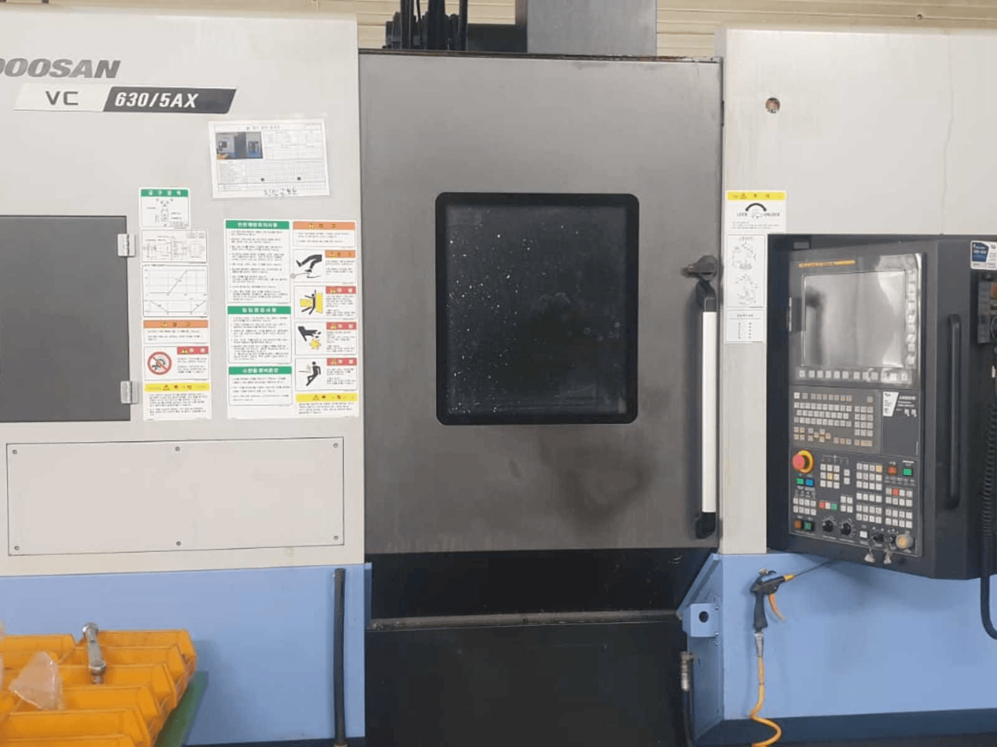 Widok z przodu maszyny Doosan VC 630/5AX