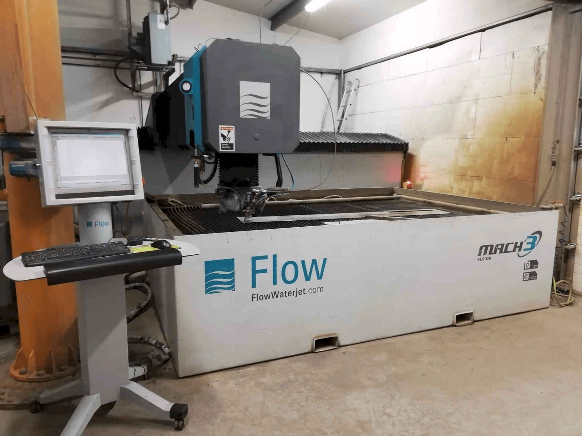 Widok z przodu maszyny Flow Mach3-3020b