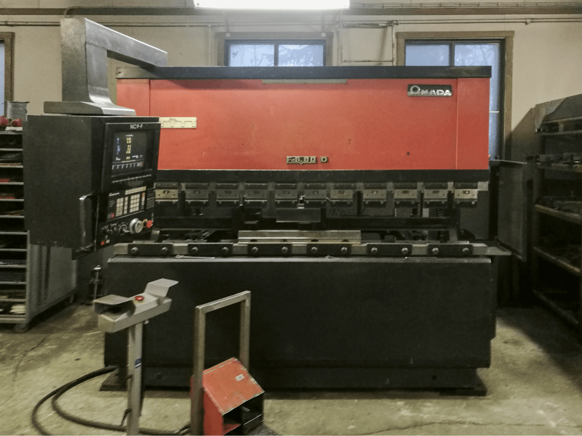 Widok z przodu maszyny AMADA FBD-8025F