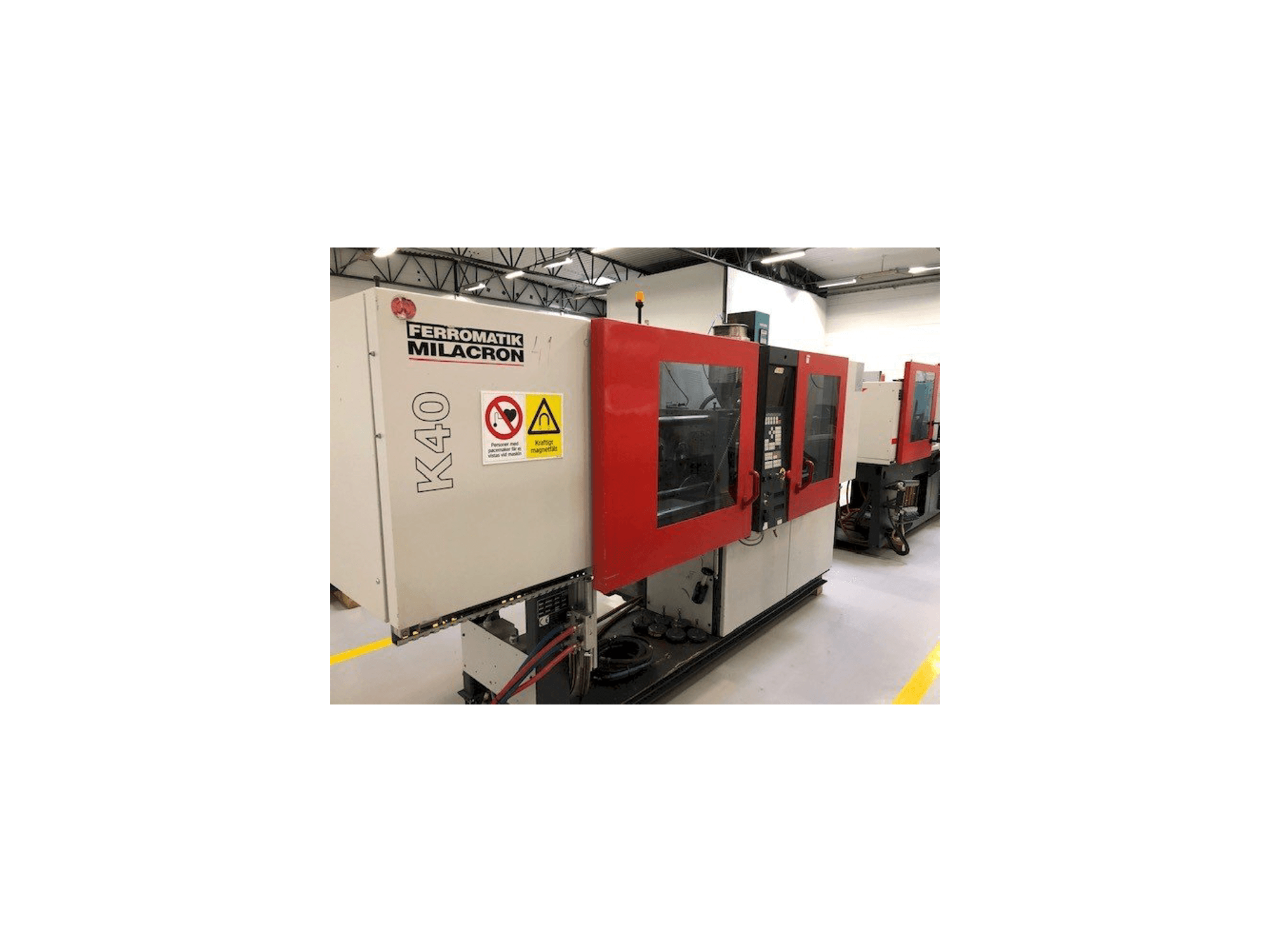 Widok lewej strony maszyny FERROMATIK MILACRON K40 D-E