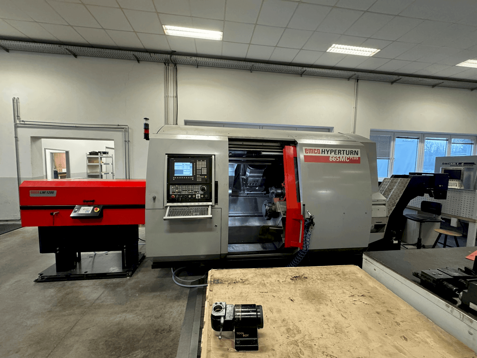 Widok z przodu maszyny EMCO Hyperturn 665MC Plus