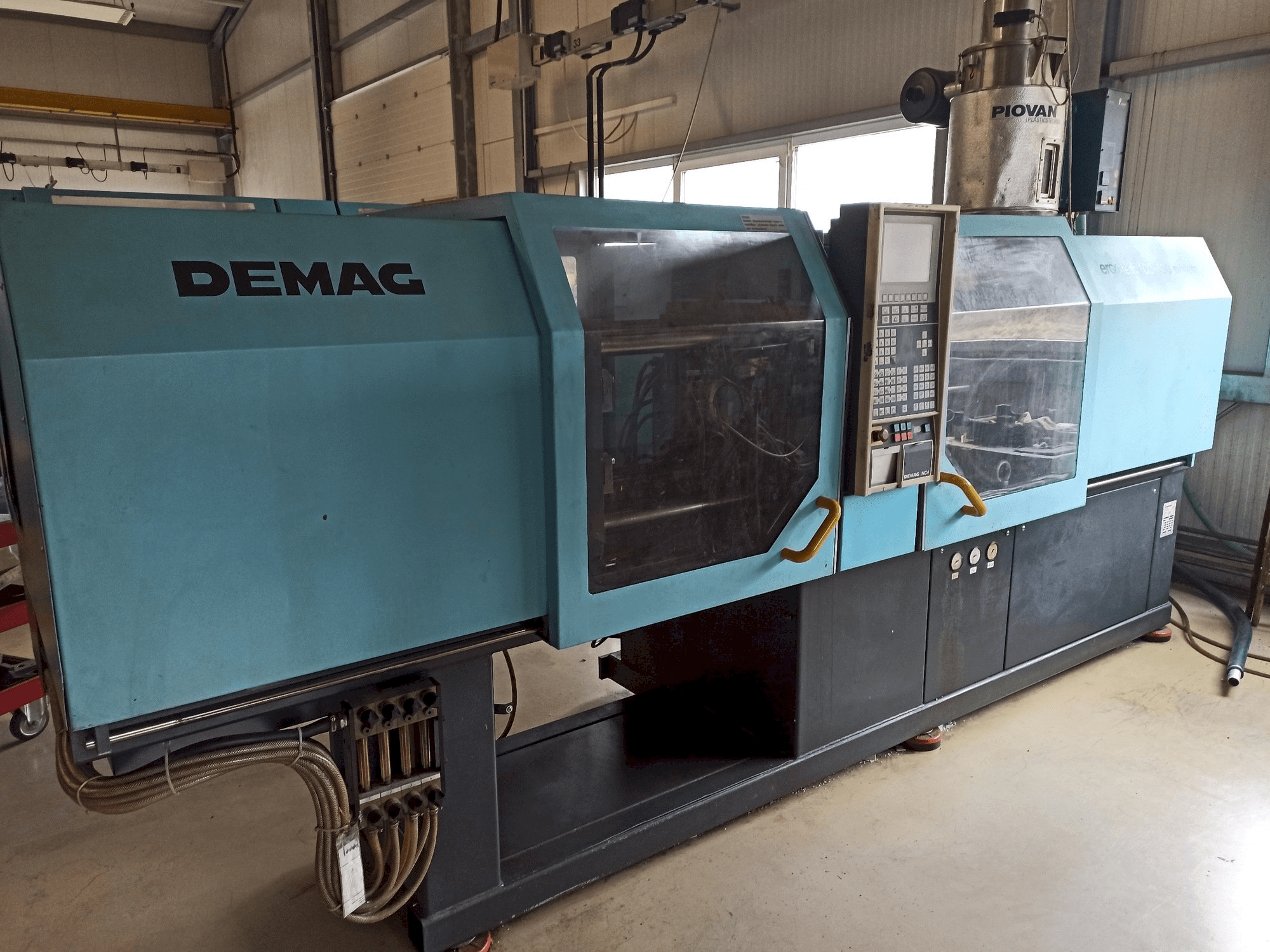 Widok lewej strony maszyny DEMAG Ergotech 150-610 Compact
