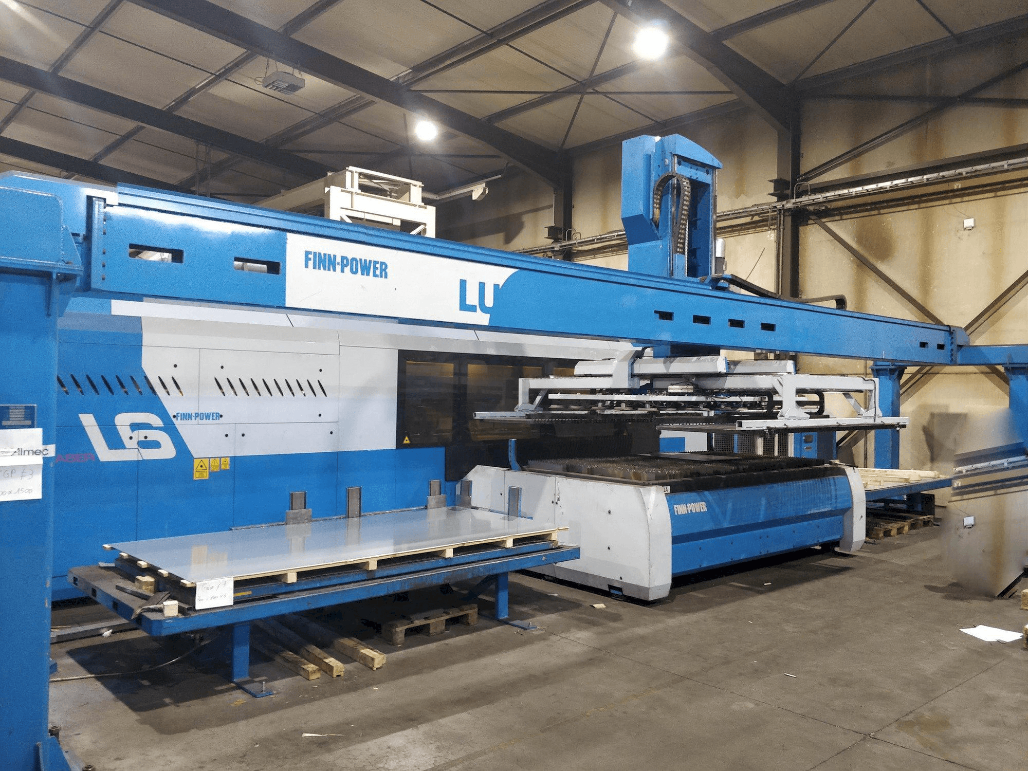 Widok z przodu maszyny Finn-Power L6